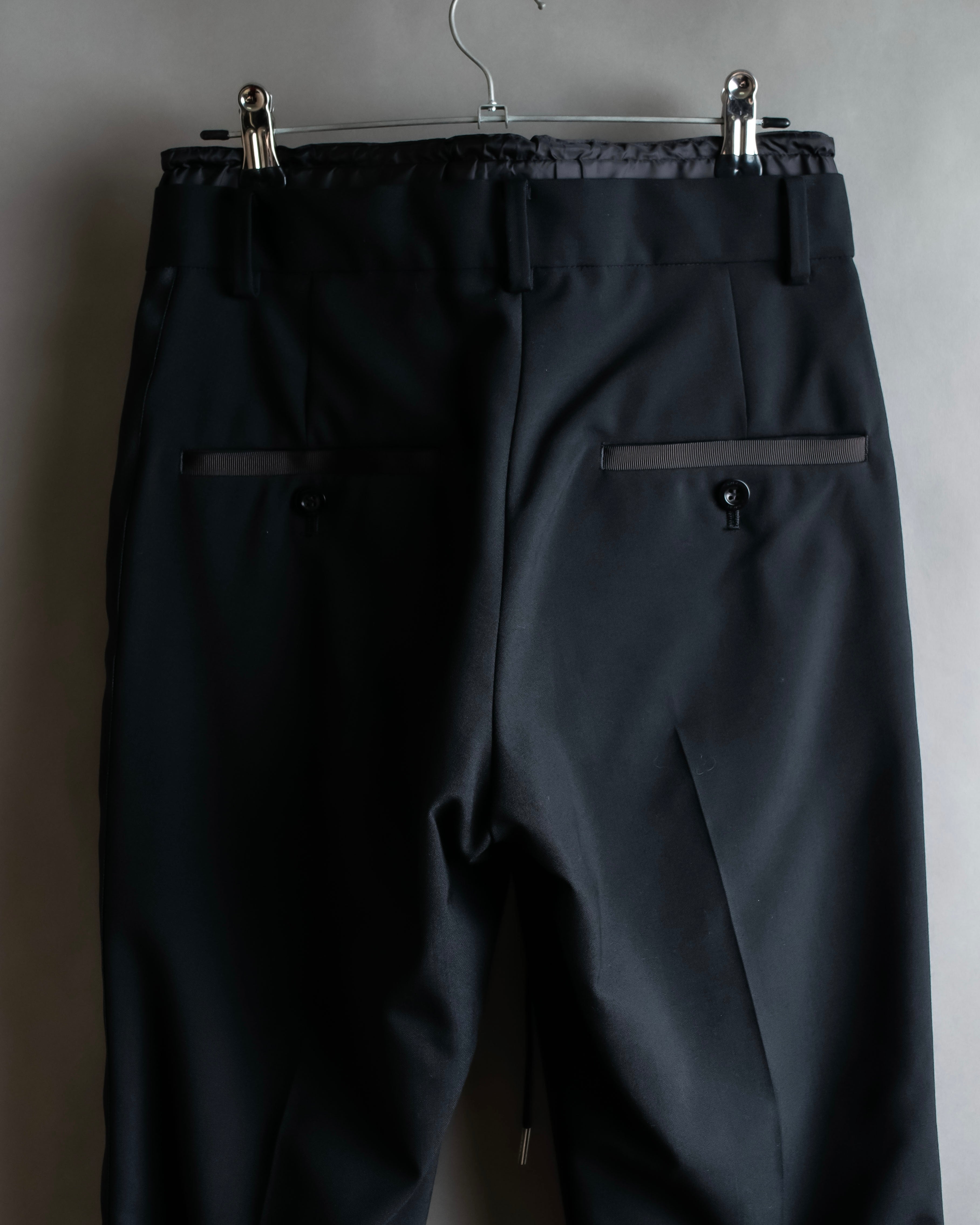 "sacai" Satin line design tapered slacks
