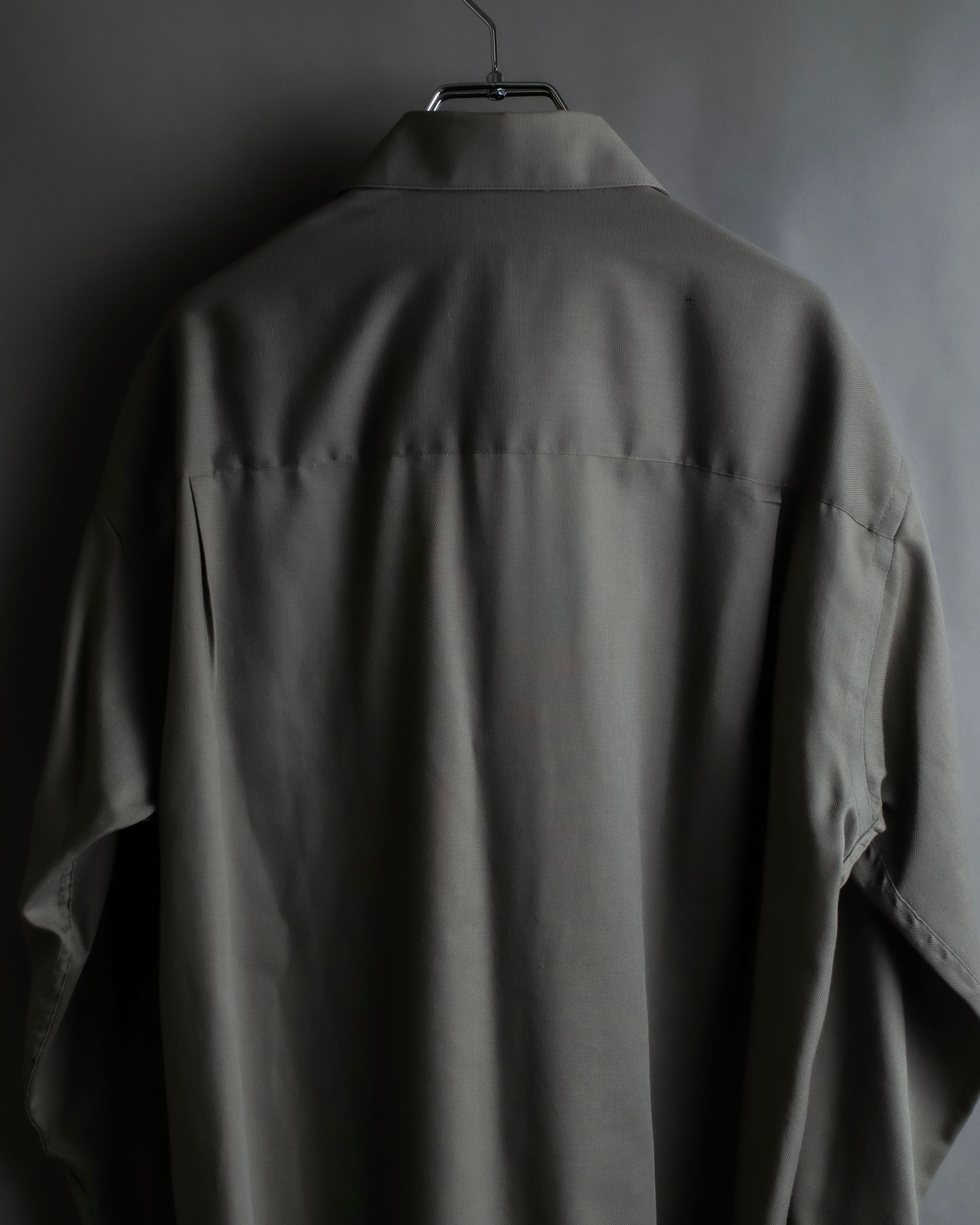 "YVES SAINT LAURENT for men"
Grayish khaki color oversized shirt