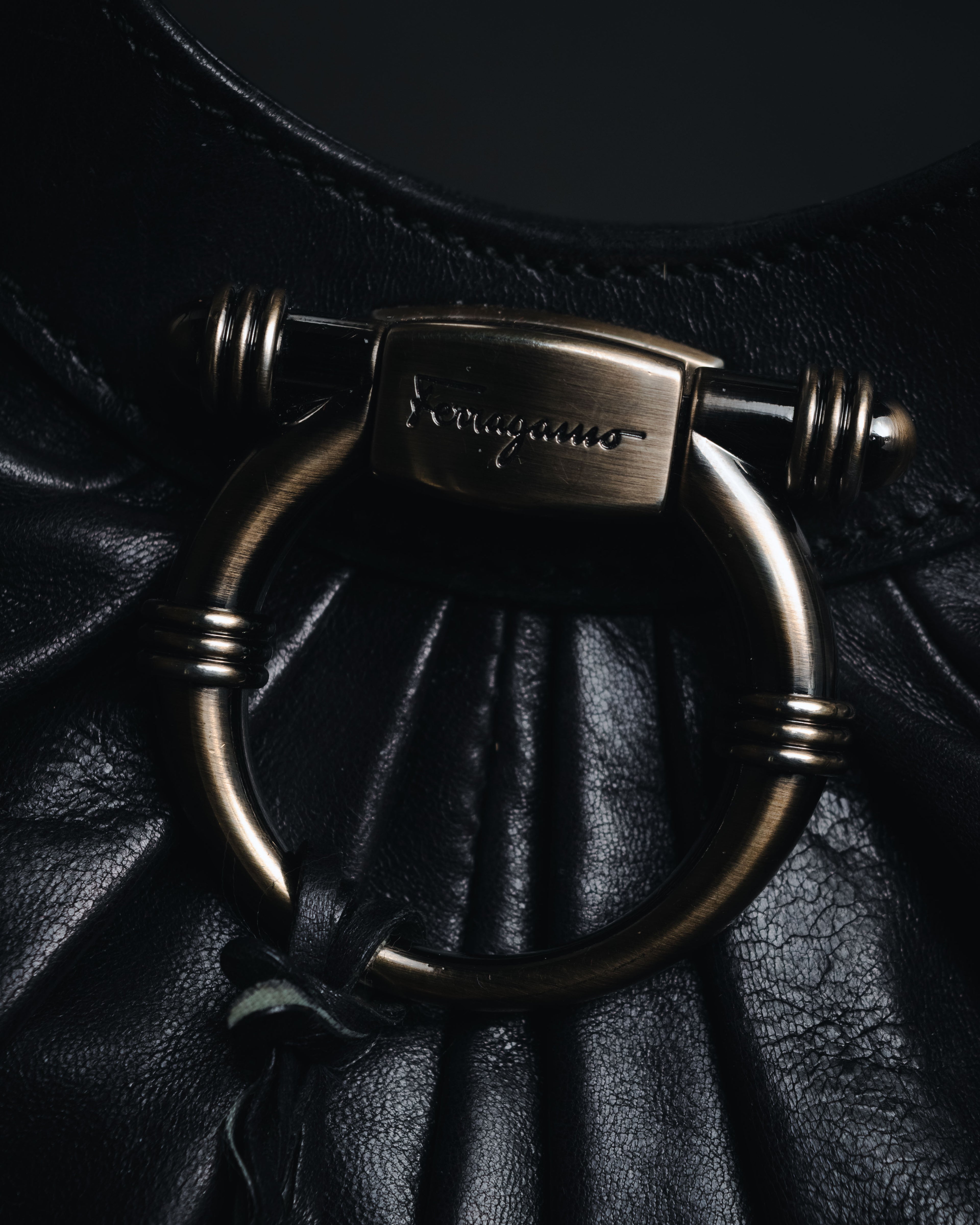 –SPECIAL– "Salvatore Ferragamo"
00’s Gancini gathered leather hobo bag