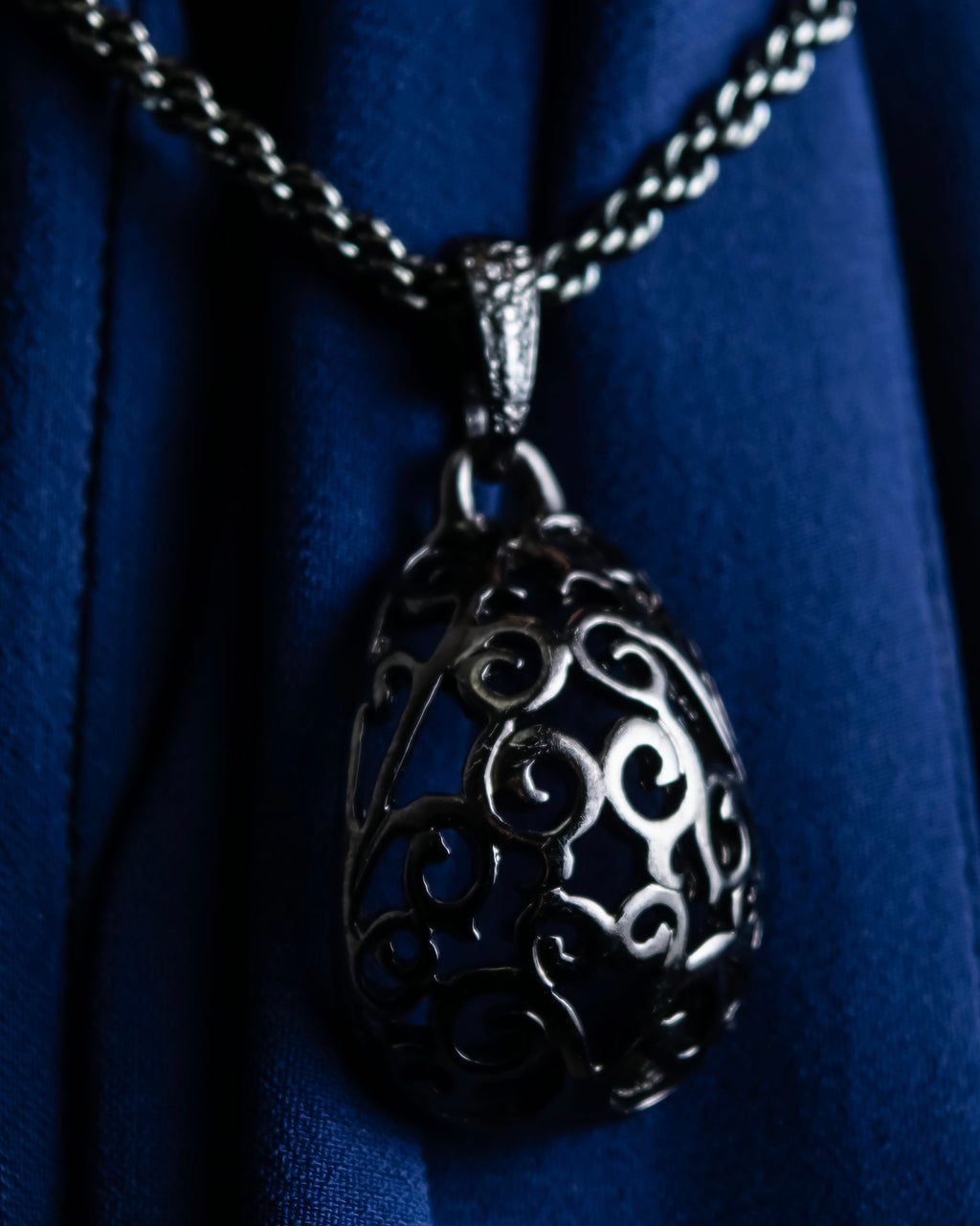 "YVES SAINT LAURENT" Elegant style arabesque pattern necklace