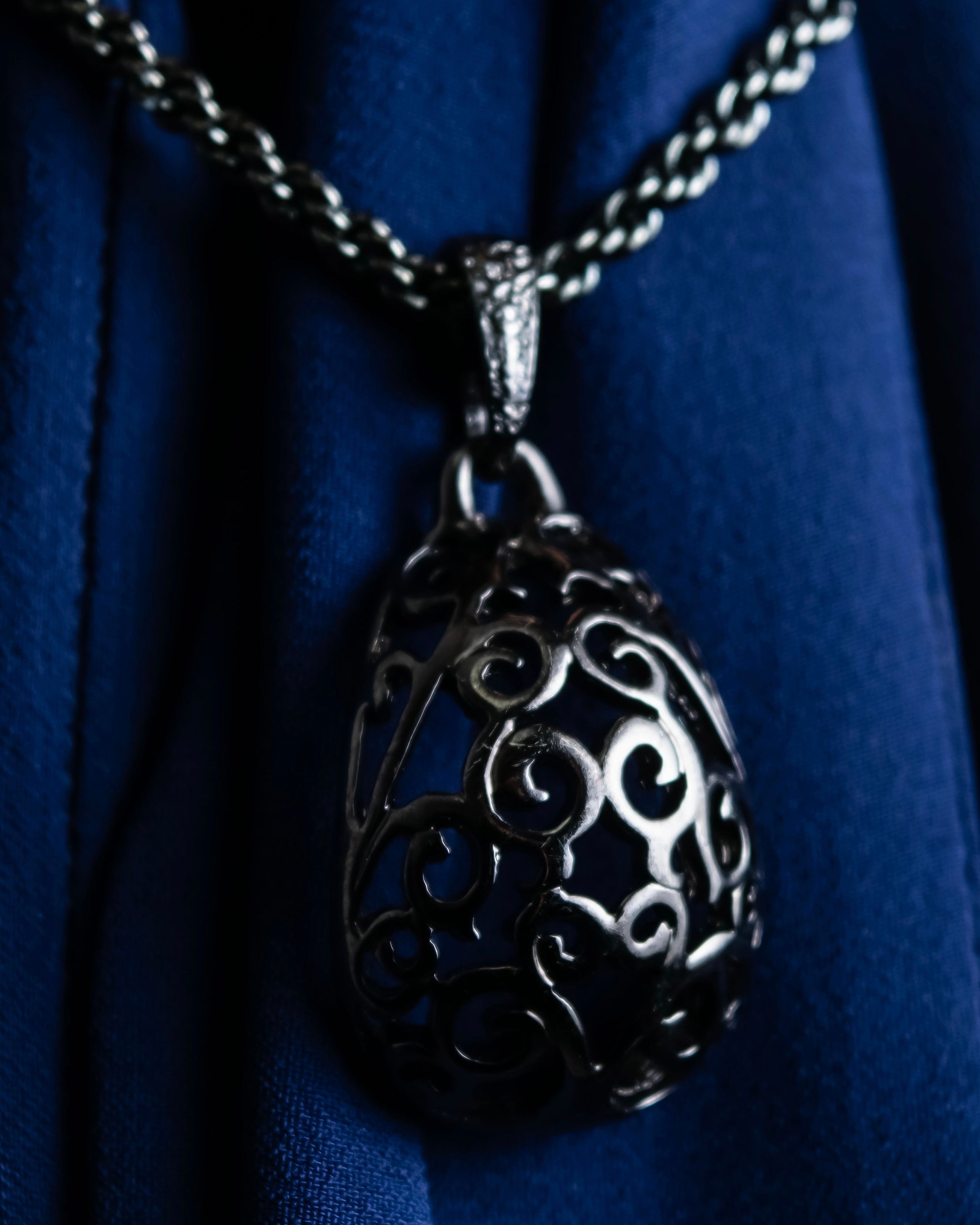 "YVES SAINT LAURENT" Elegant style arabesque pattern necklace