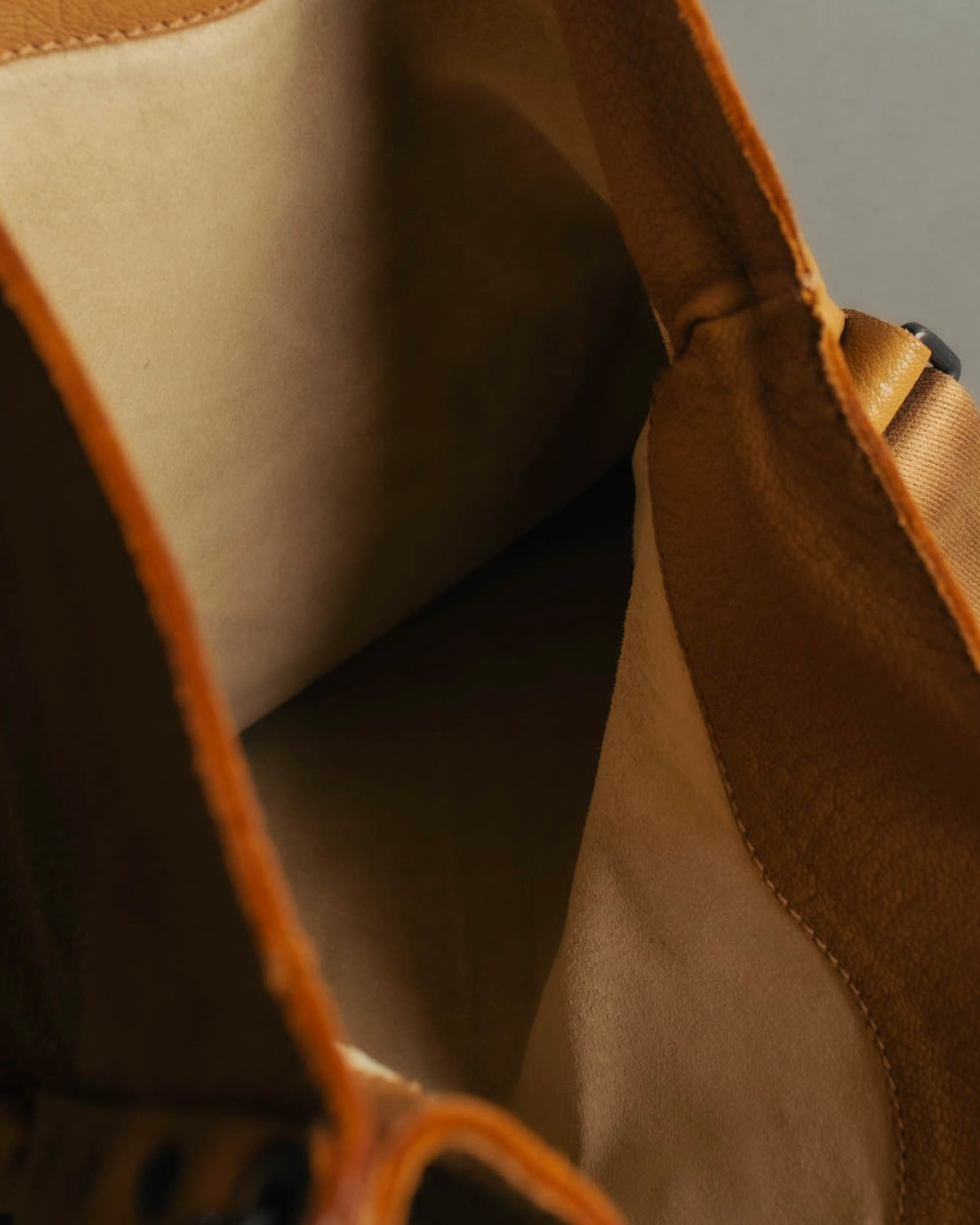"BOTTEGA VENETA" 00's-10's Grained leather messenger bag