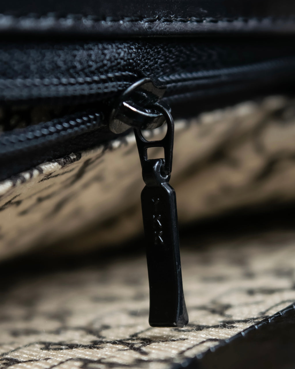 "YVES SAINT LAURENT" Crocodile embossed combination design leather bag
