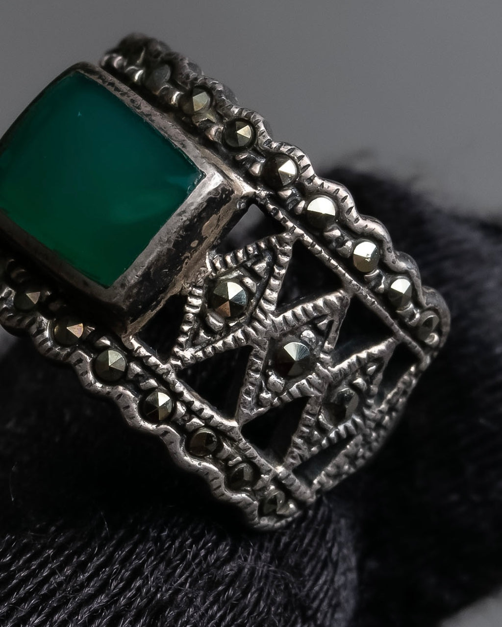"Vintage green stone top silver ring"