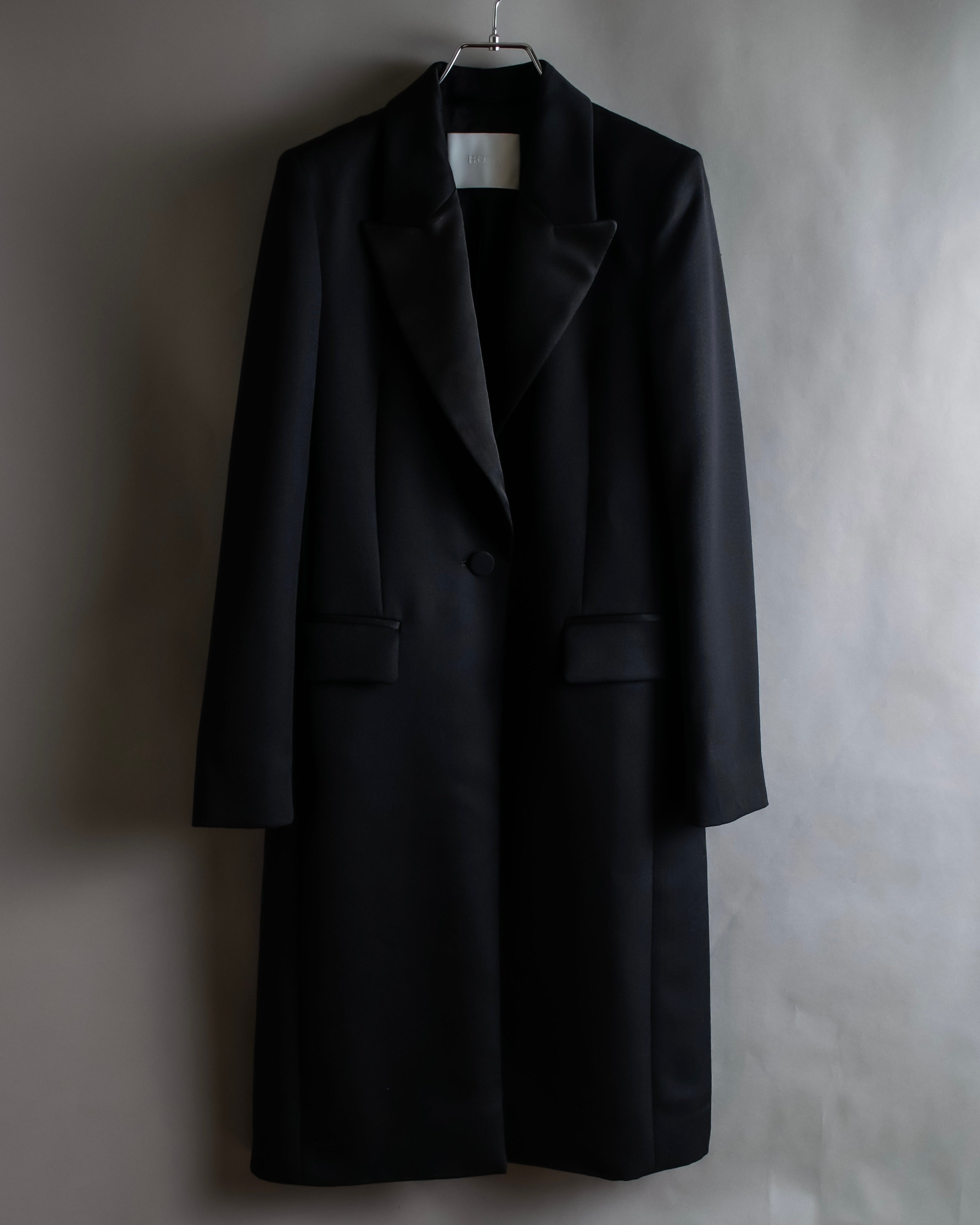 "HUGO BOSS" Satin switch lapel shaped tailored coat