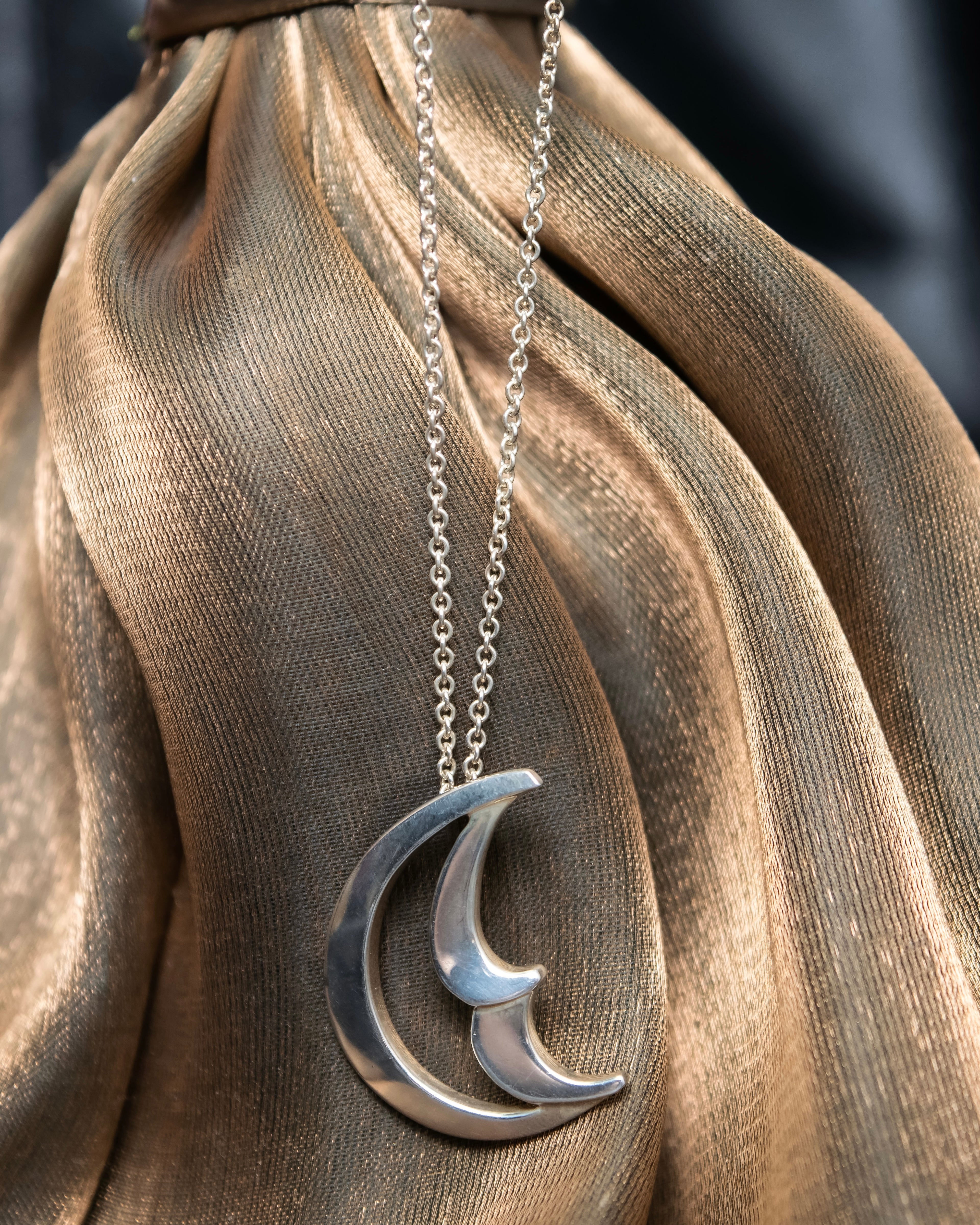 "Tiffany&Co" Crescent moon paloma picasso necklace