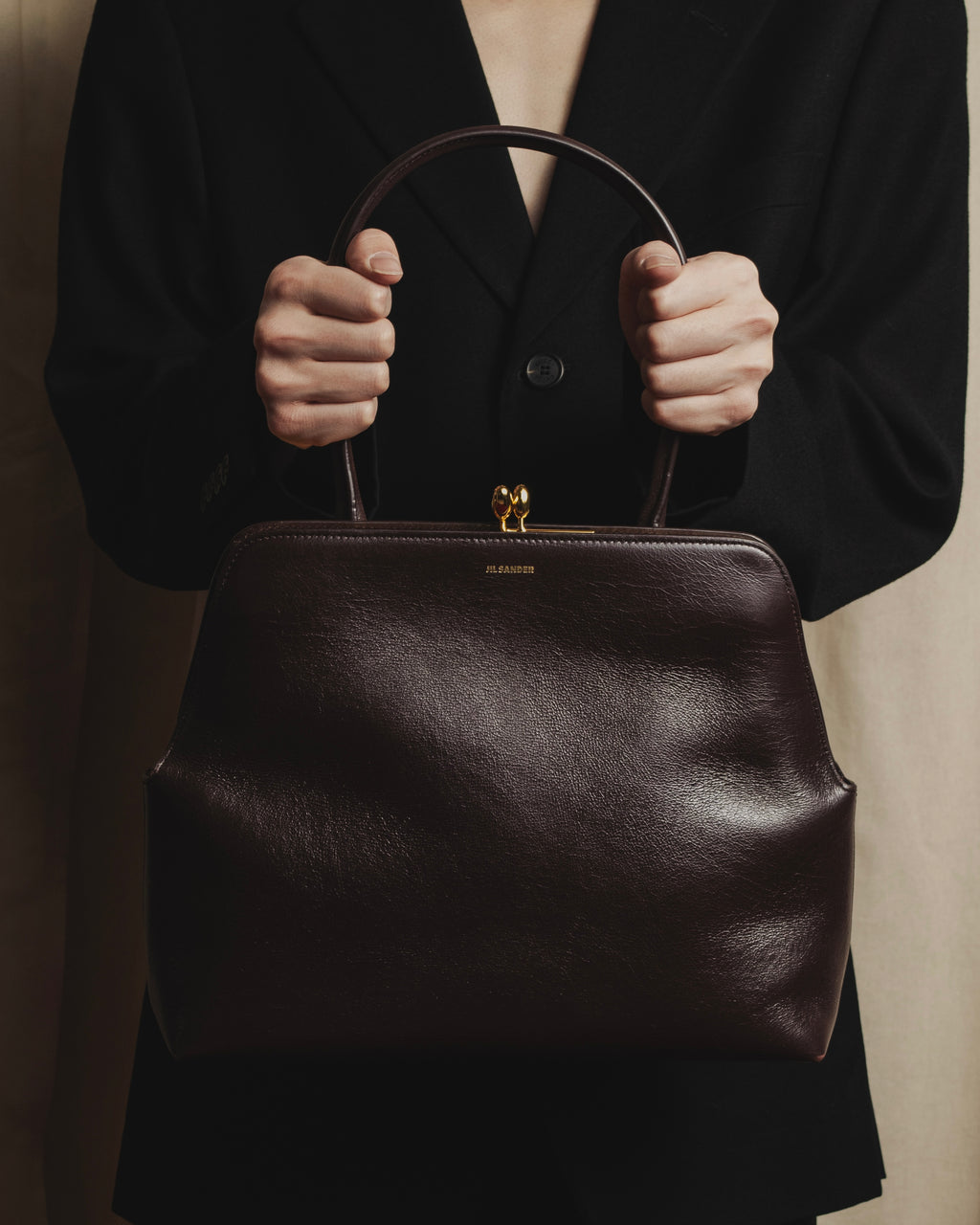 Bolso estructurado de cuero con marco Goji de "JIL SANDER"