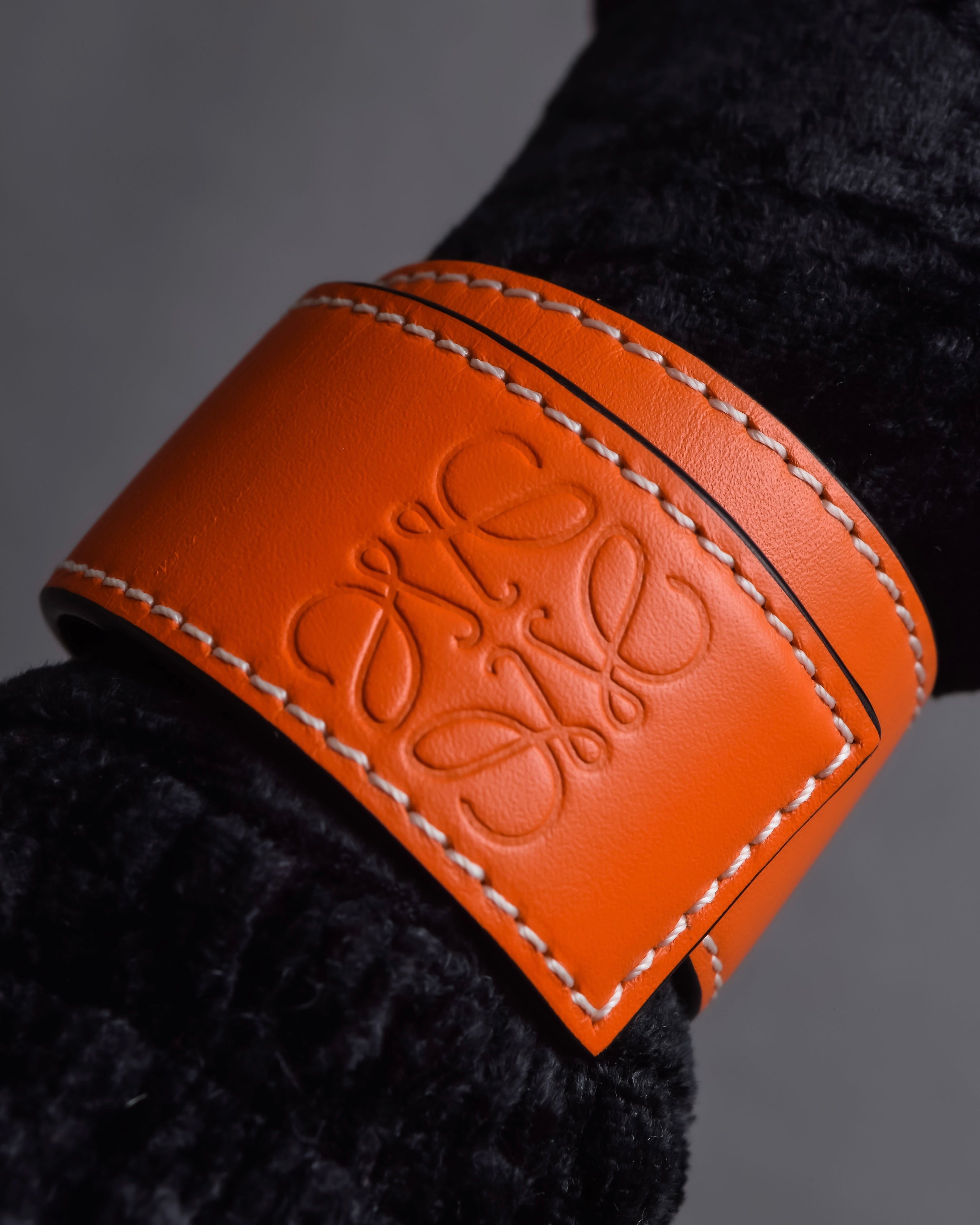 LOEWE オレンジ　レザーバングル LOEWE (ロエベ) - アナグラム ロゴ エンボス レザー ブレスレット