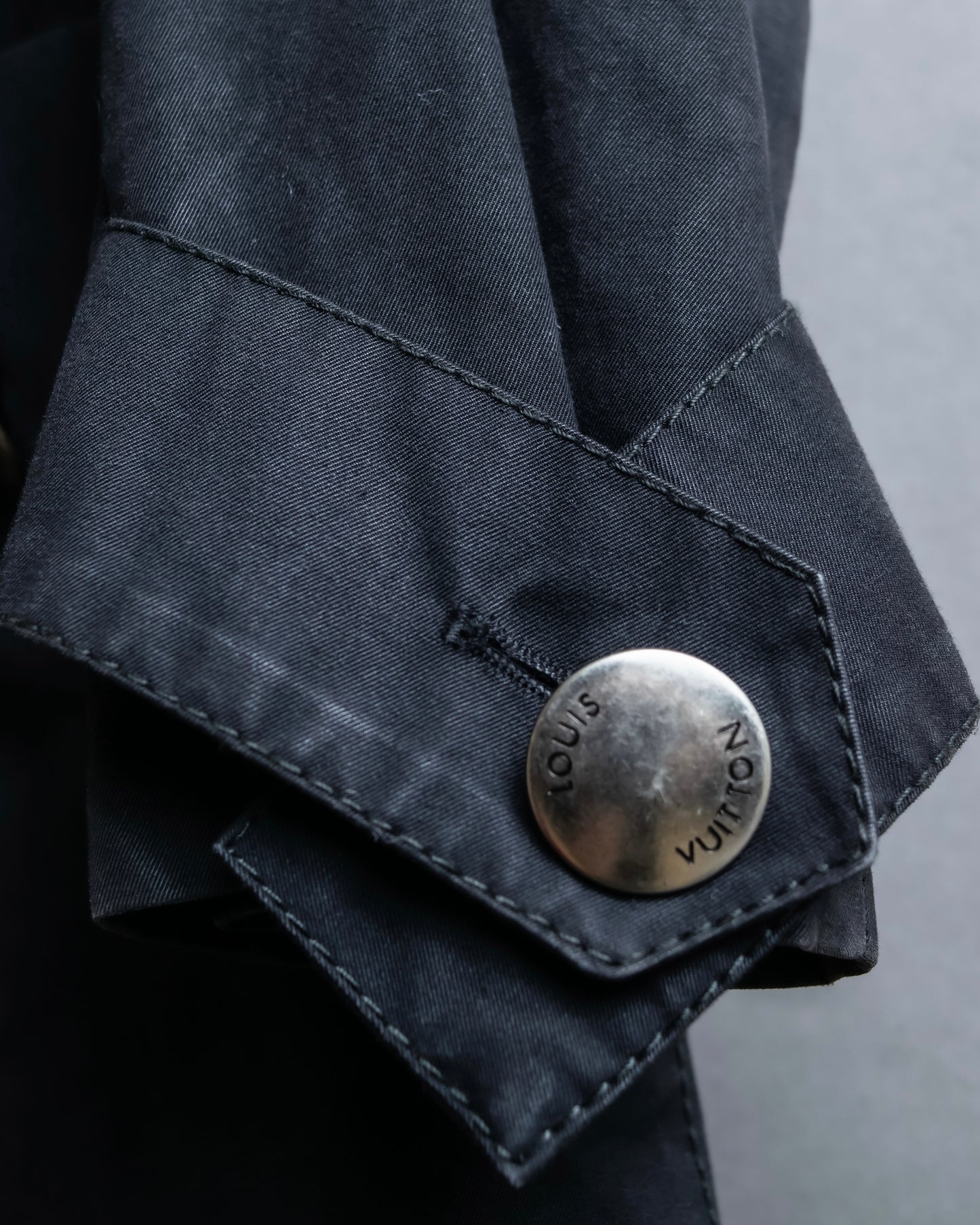 "LOUIS VUITTON" Metal button detailing belted trench coat