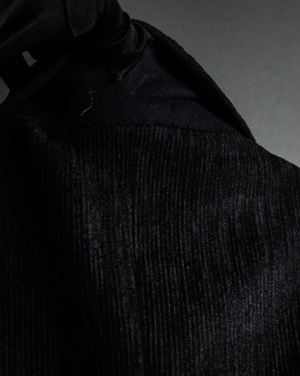 “Gianni Versace” 80’s-90’s Shadowed-texture tailored jacket