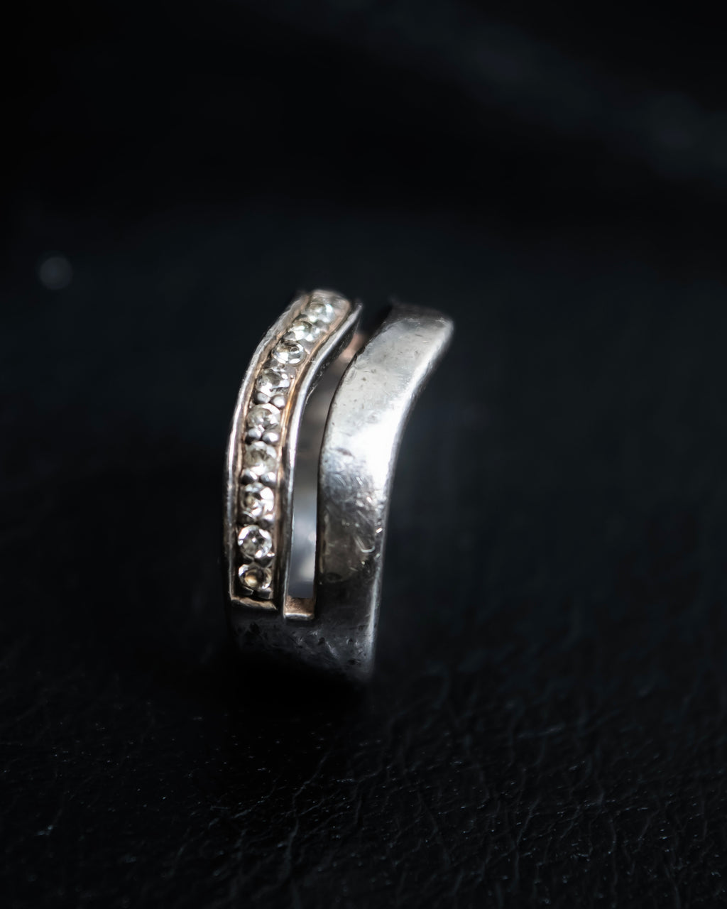 "VENDOME" Crystal attached wave band ring