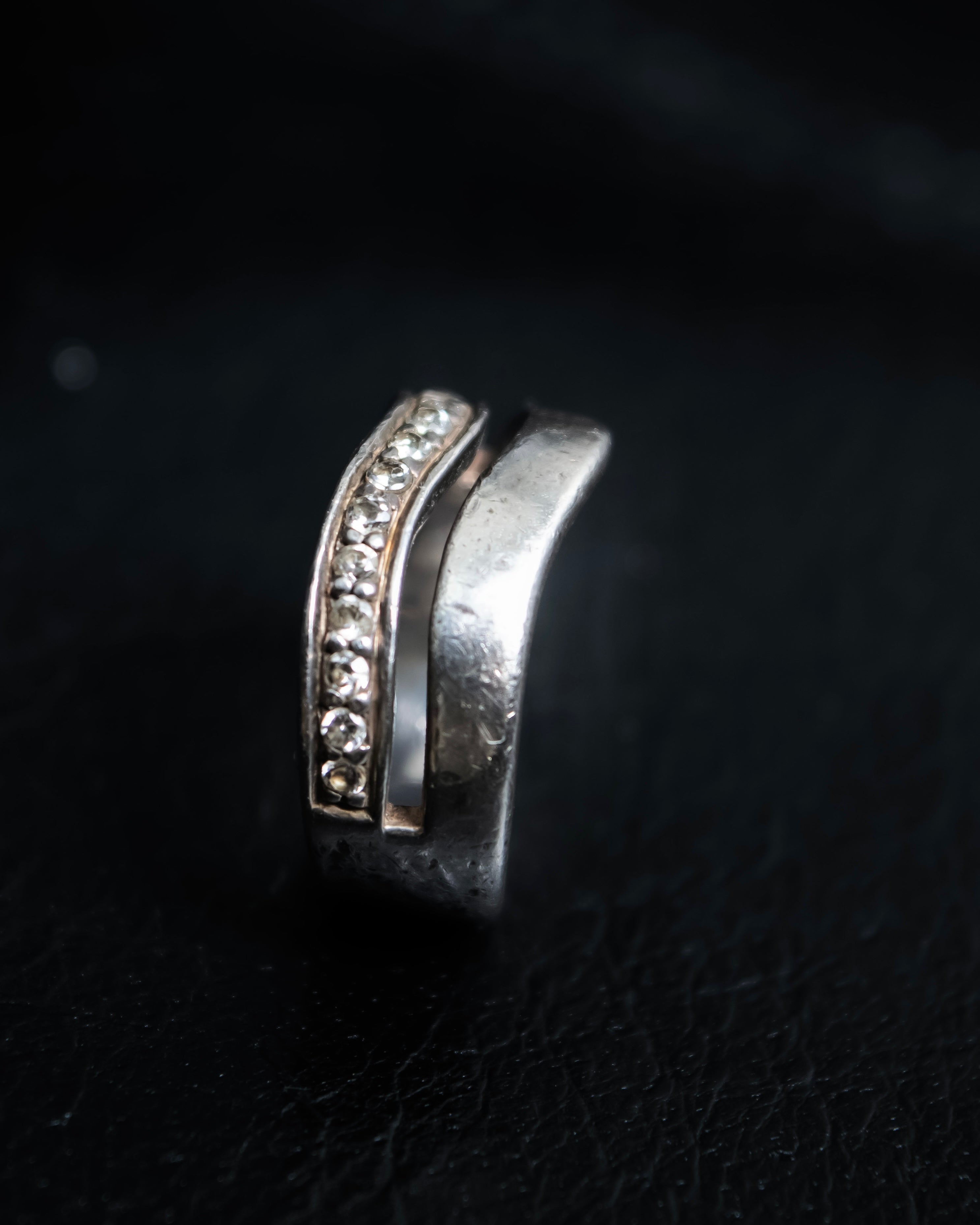 "VENDOME" Crystal attached wave band ring