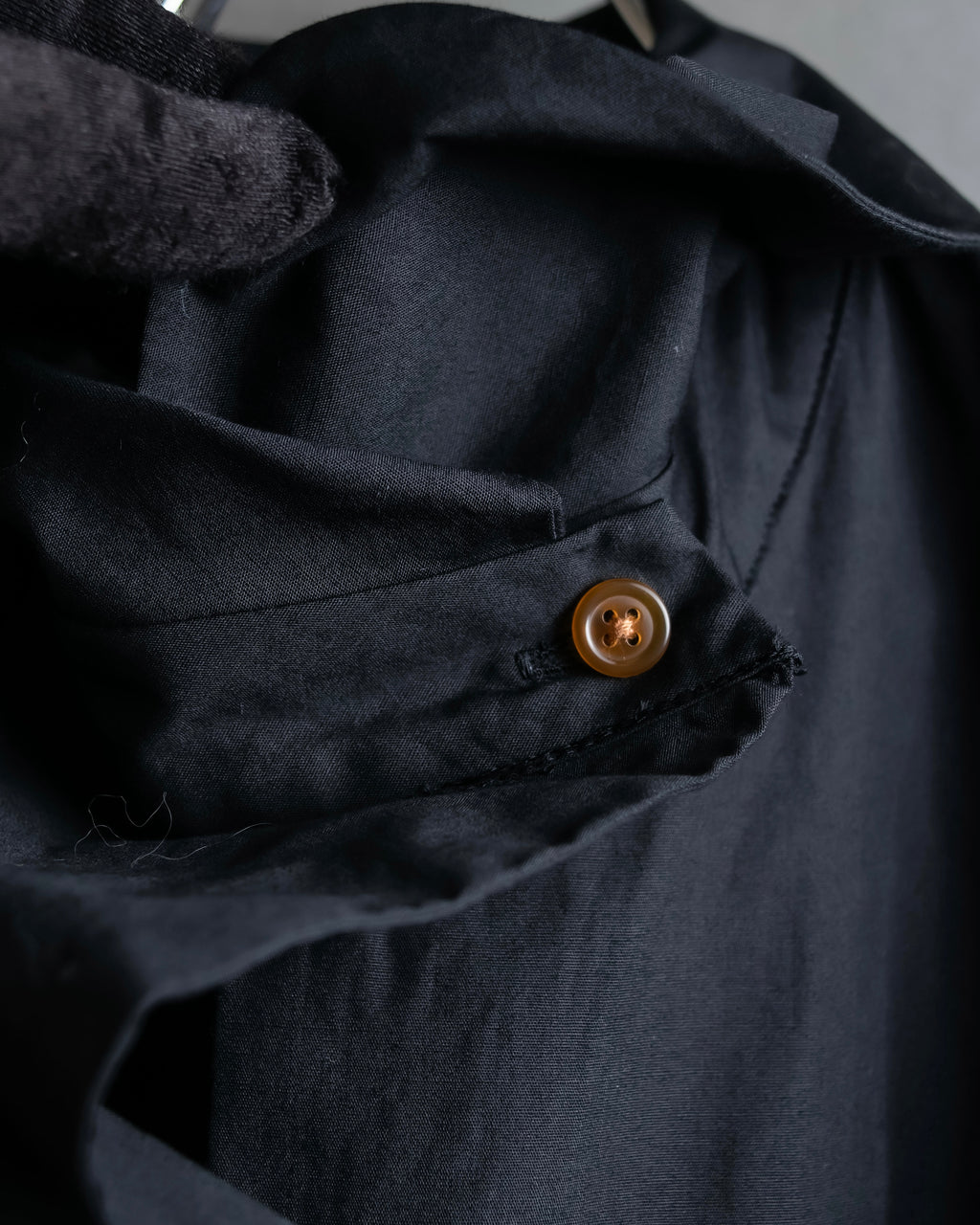 "Vivienne Westwood RED LABEL"
 Draped neck design black cotton shirt