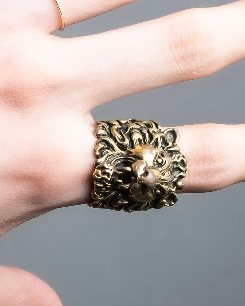 "GUCCI" realistic detailed lion head ring