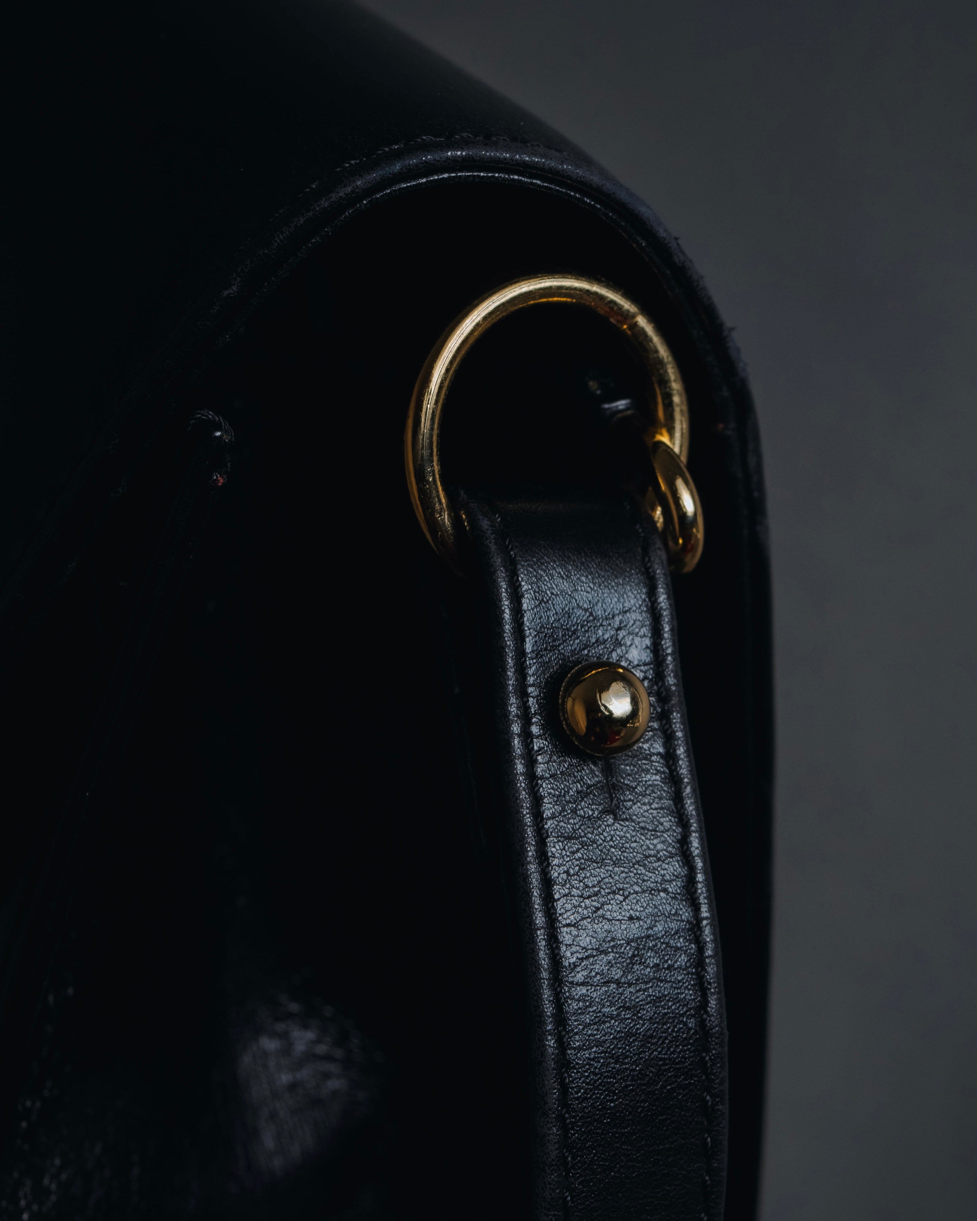 Bolso de cuero con diseño acolchado de diamantes de Yves Saint Laurent de los años 80-90