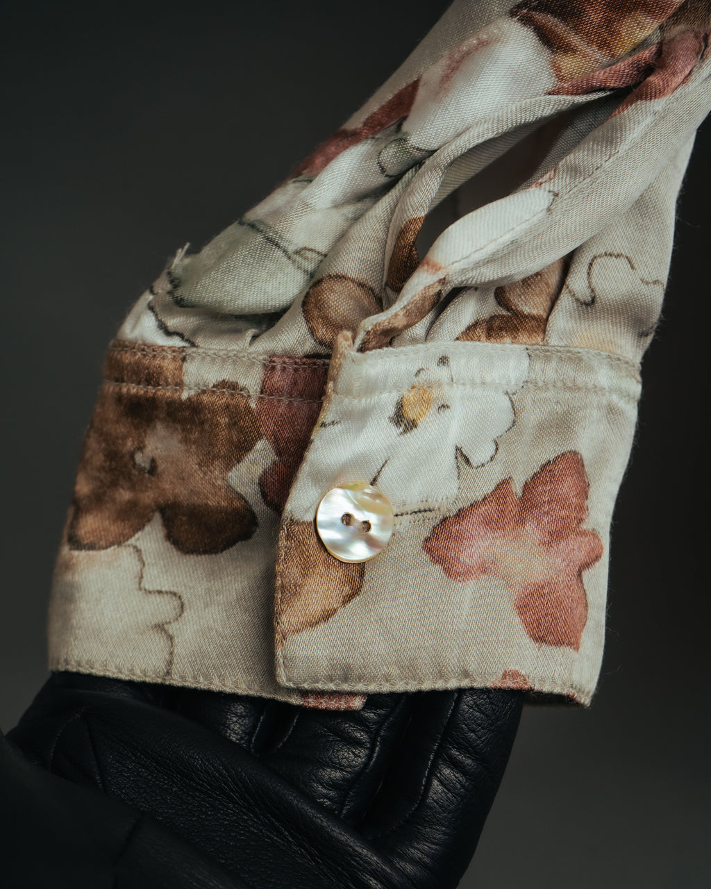 -MOOD Vintage Collections-
90’s-00’s Large floral print drape shirt