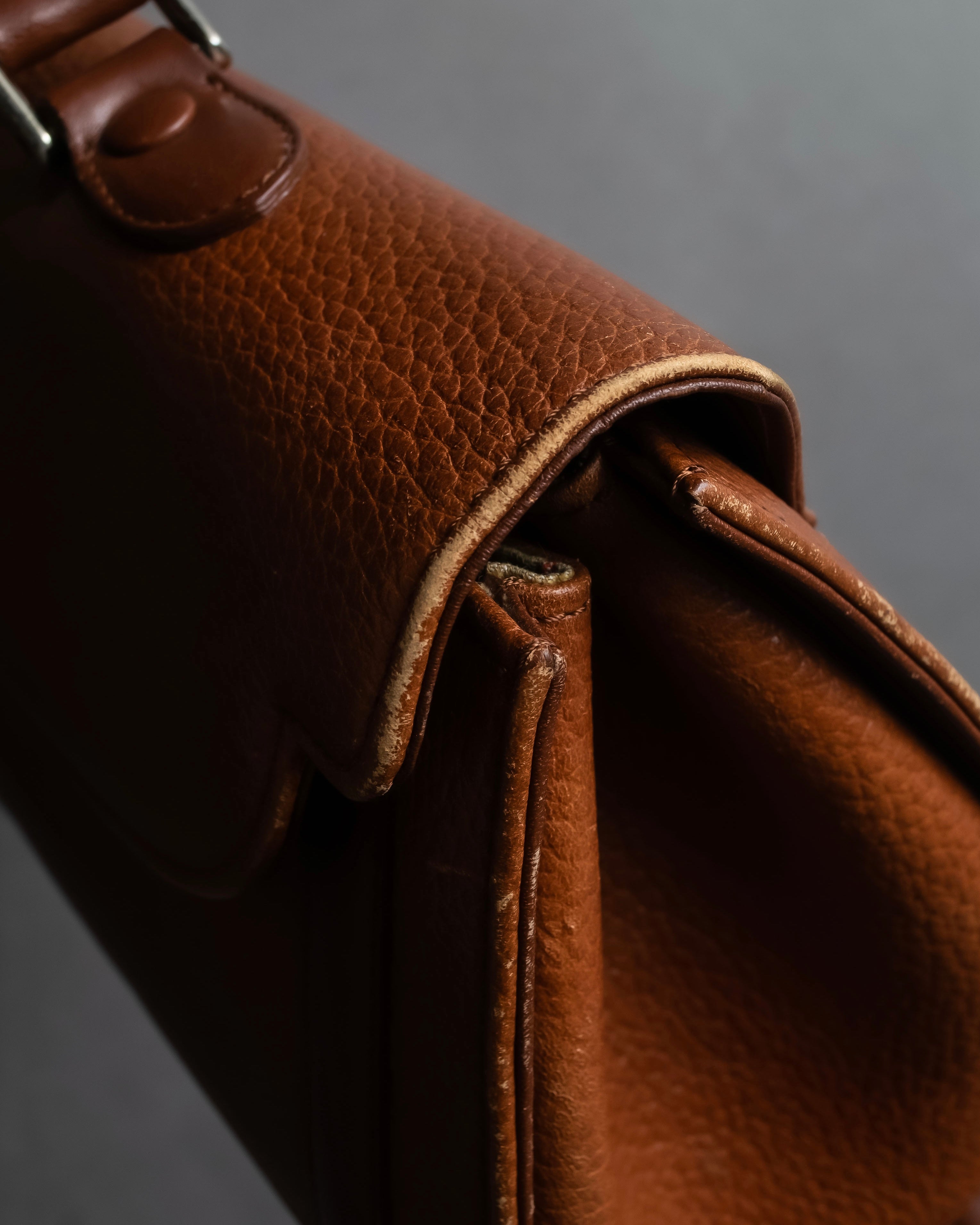 "BURBERRYS" Horizontal design camel grained leather bag
