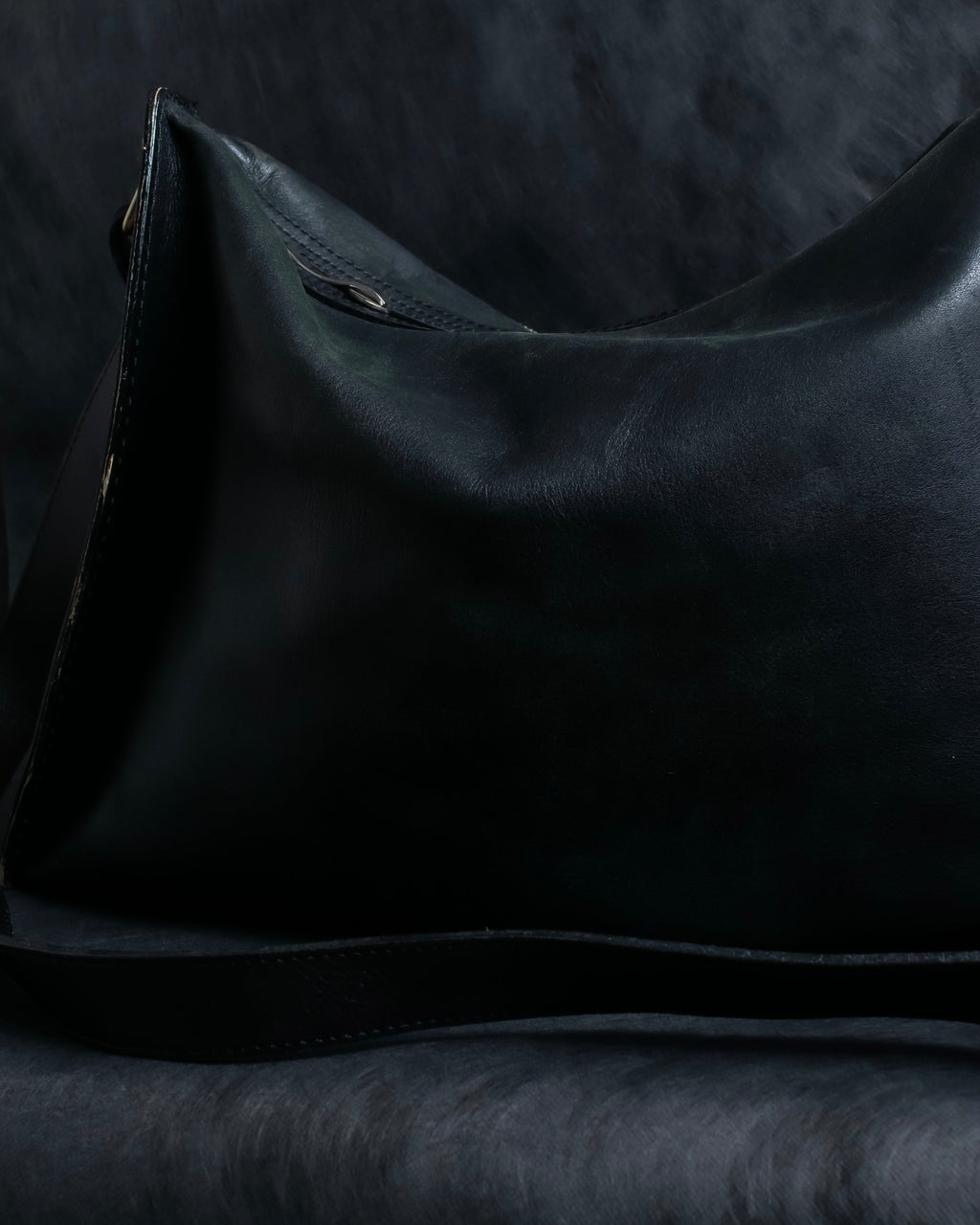 "MASAKI MATSUSHIMA" Outer zipper design leather shoulder bag