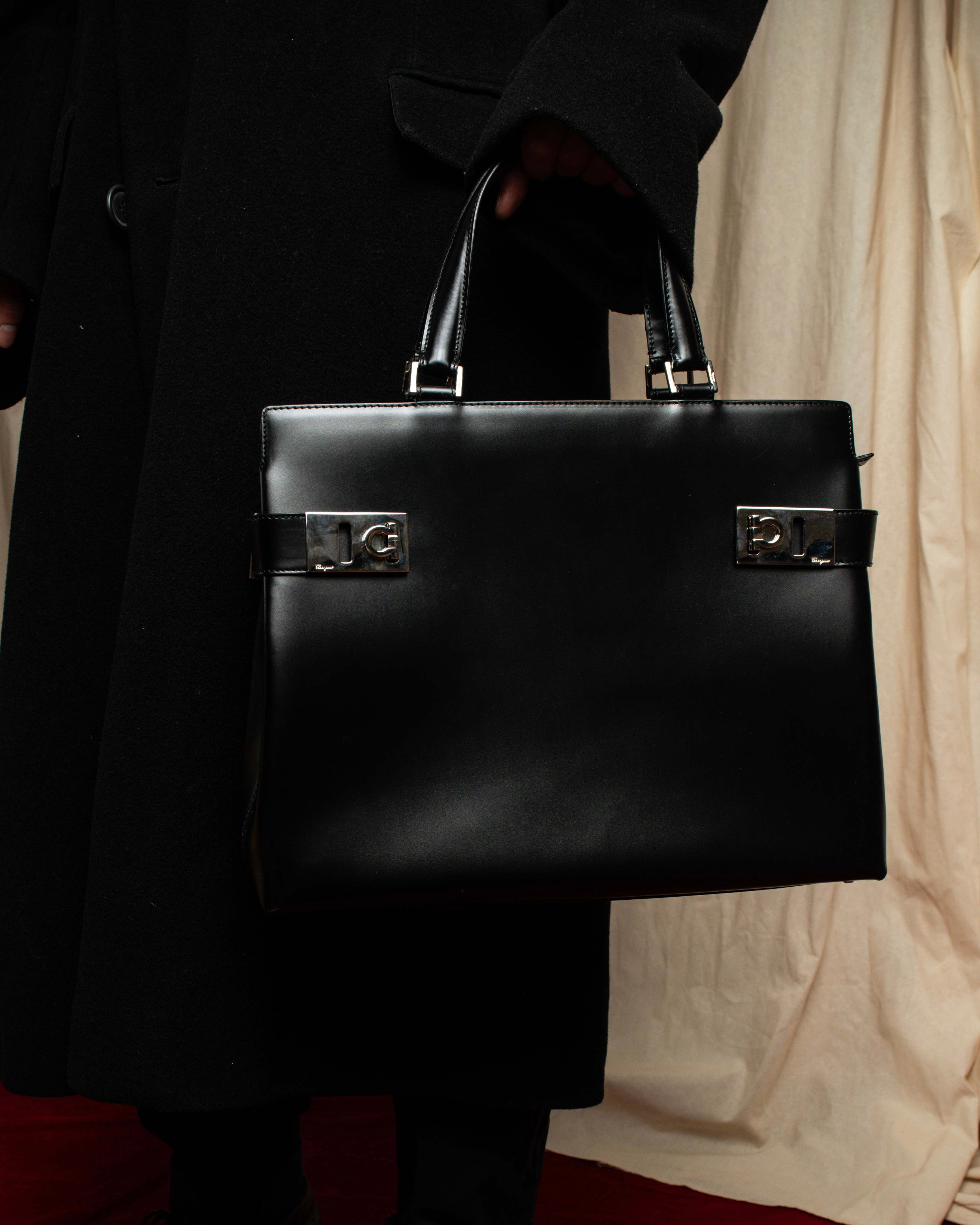 "Salvatore Ferragamo" Gancini motif both sides design leather hand bag