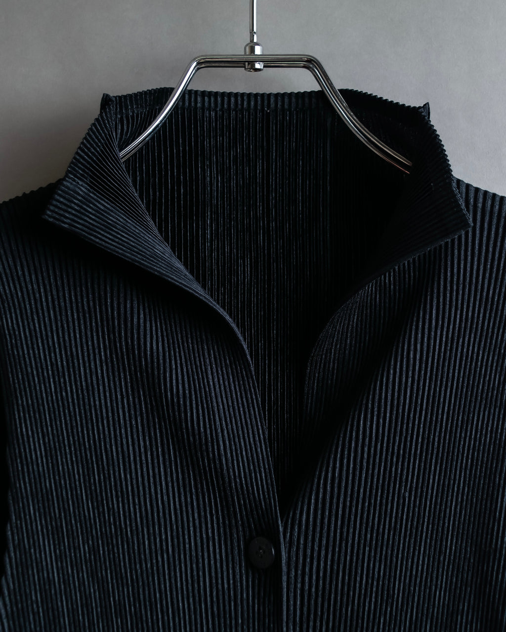 "PLEATS PLEASE ISSEY MIYAKE"
Narrow pleated sleeveless dress