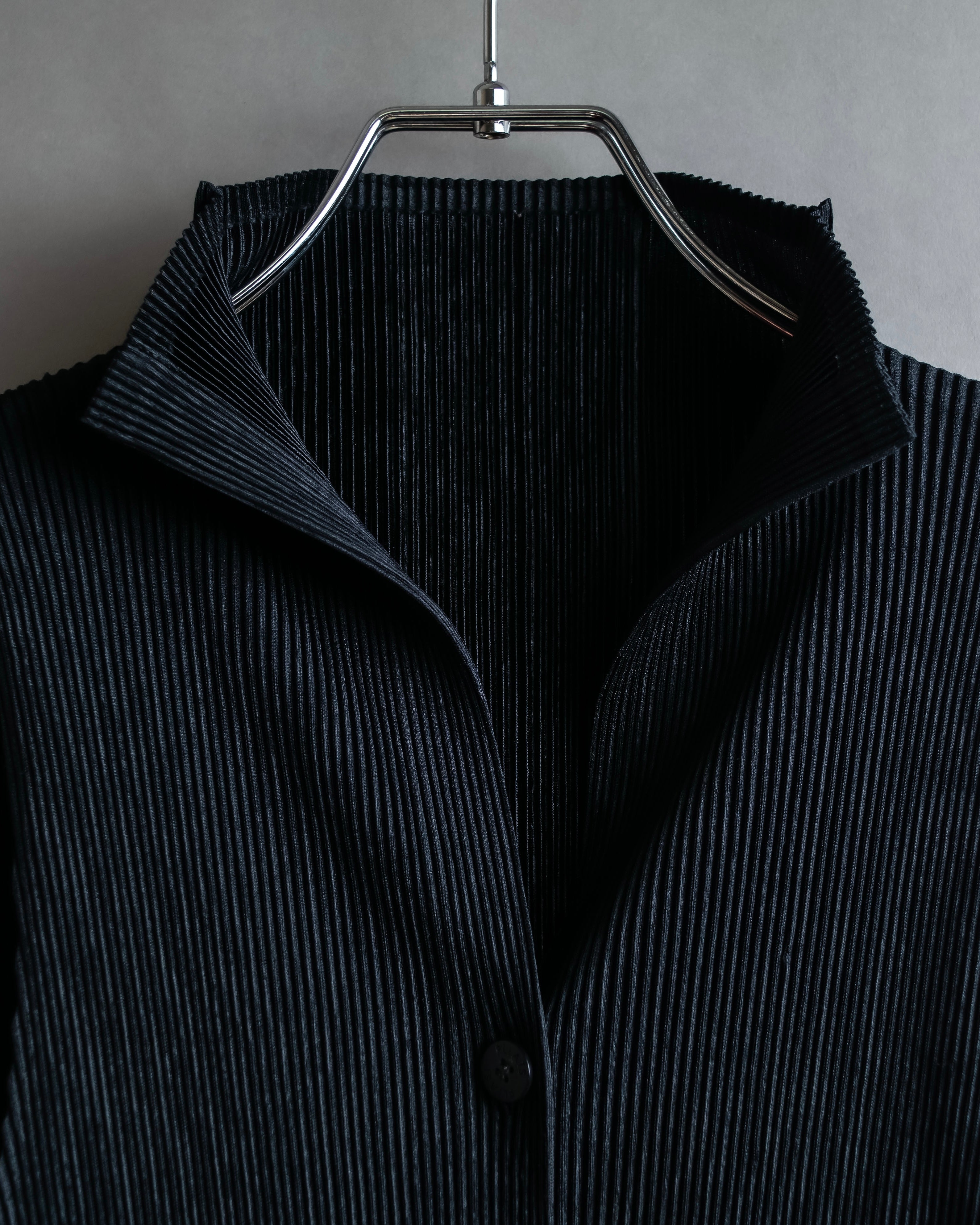 "PLEATS PLEASE ISSEY MIYAKE"
Narrow pleated sleeveless dress