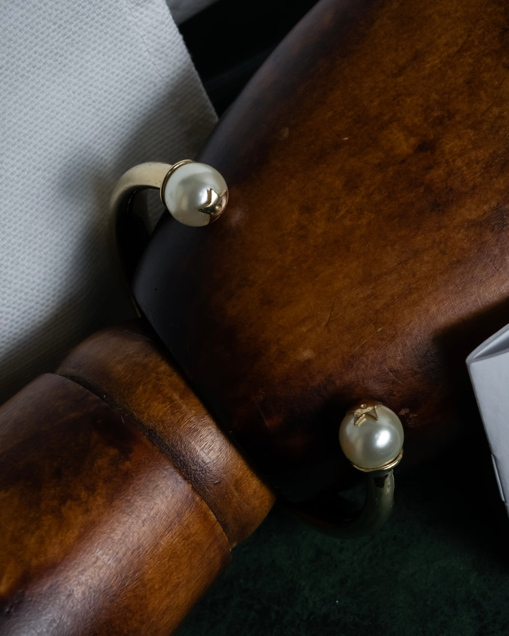 -MOOD Christmas Collection-
"Dior" Maria Grazia Chiuri design pearl motif carving gold bangle