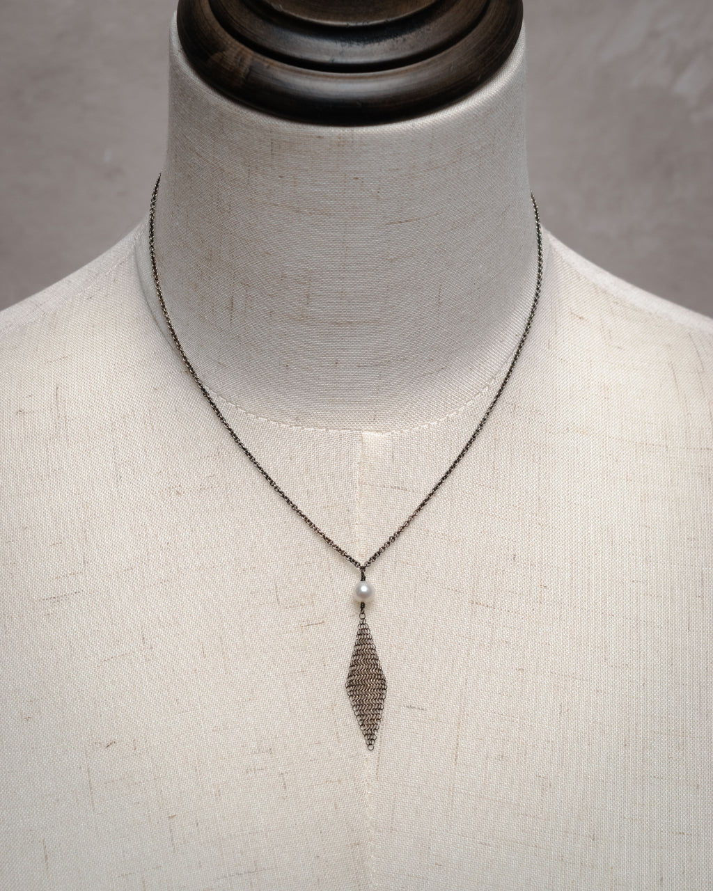 “TIFFANY & CO.” 1990-2005 Pearl mesh drop necklace