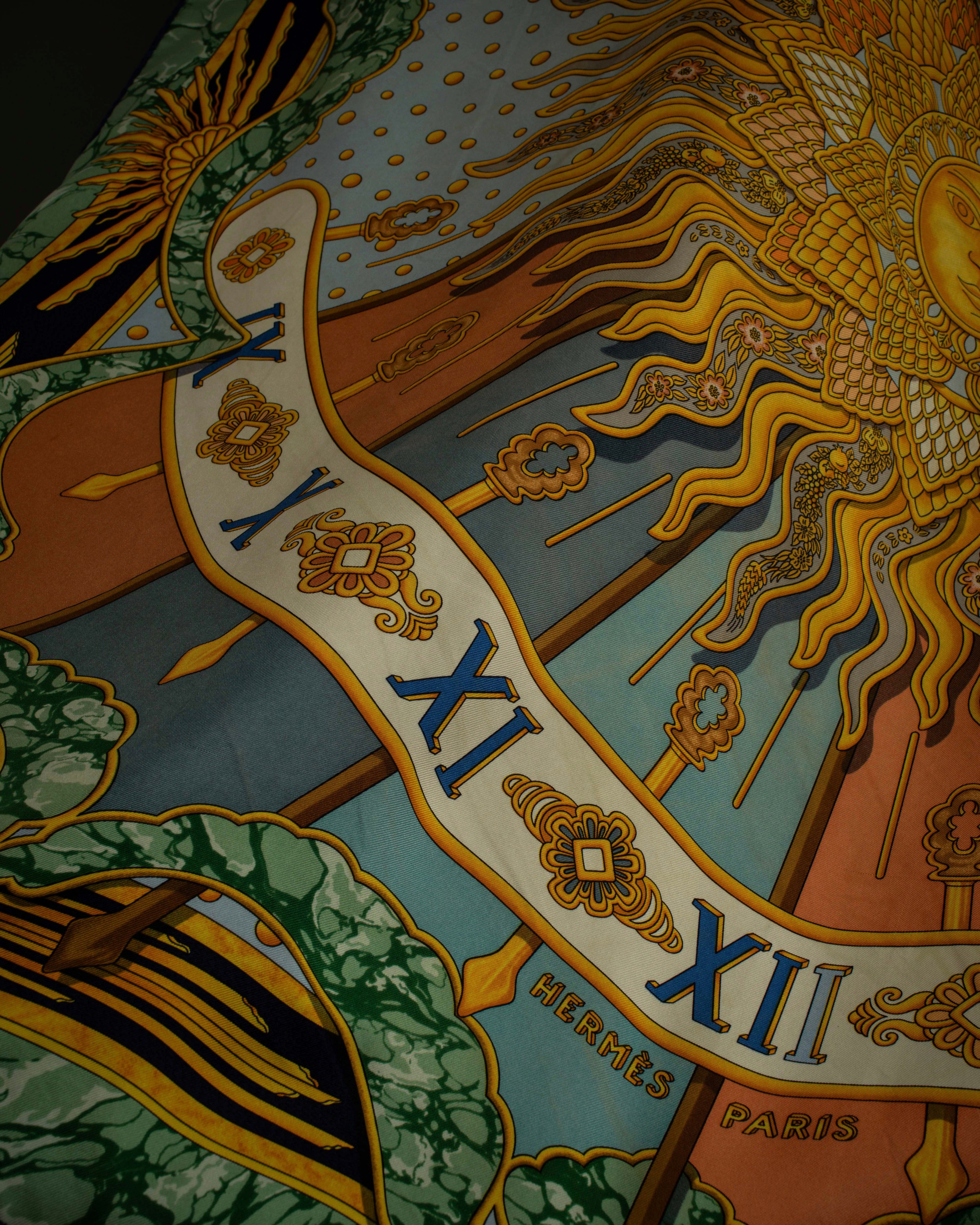 "HERMES" Carpe Diem design Carré 90 silk scarf