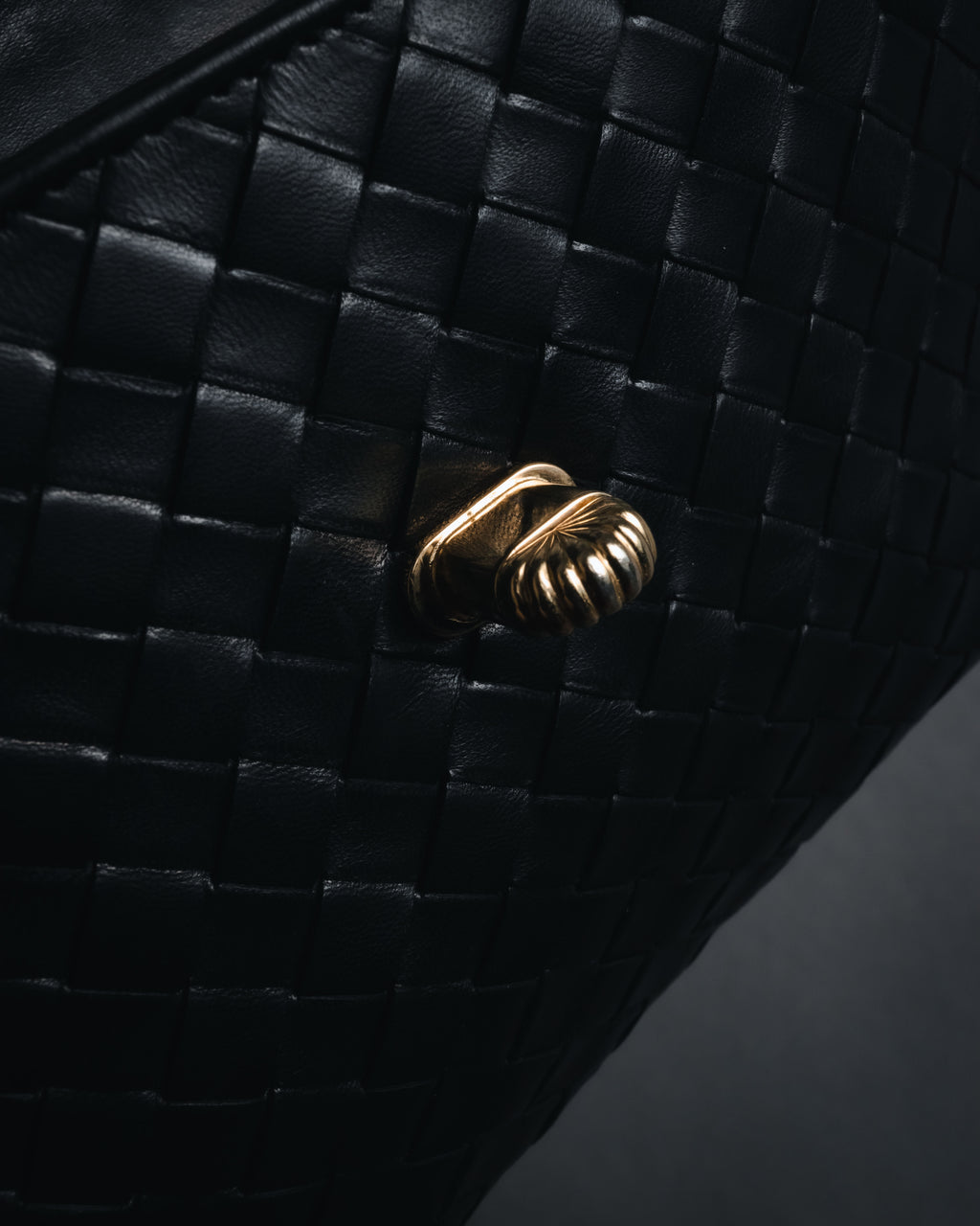 –SPECIAL– "BOTTEGA VENETA"
Late 80s–Early 90s Intrecciato trapezoid leather bag