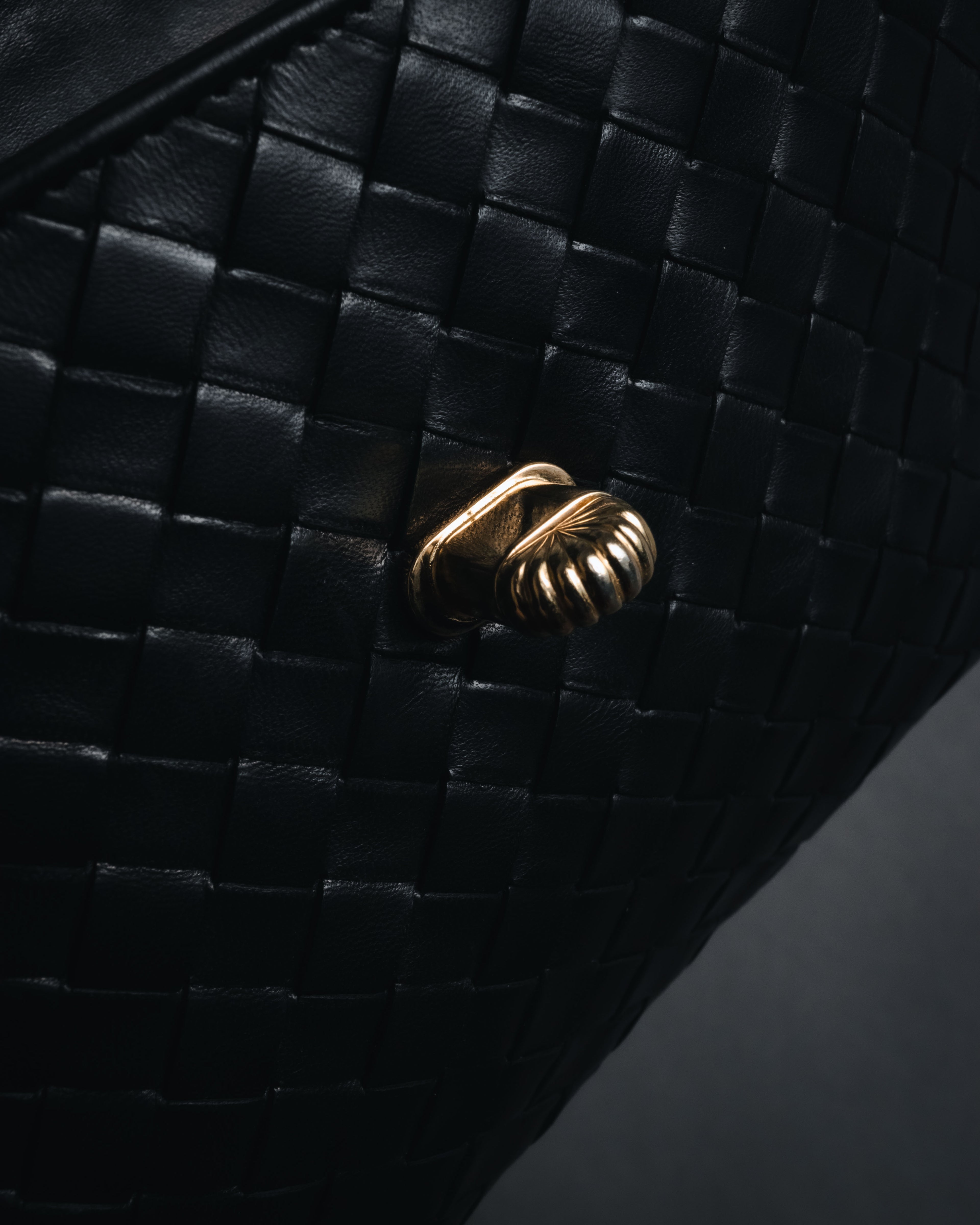 –SPECIAL– "BOTTEGA VENETA"
Late 80s–Early 90s Intrecciato trapezoid leather bag