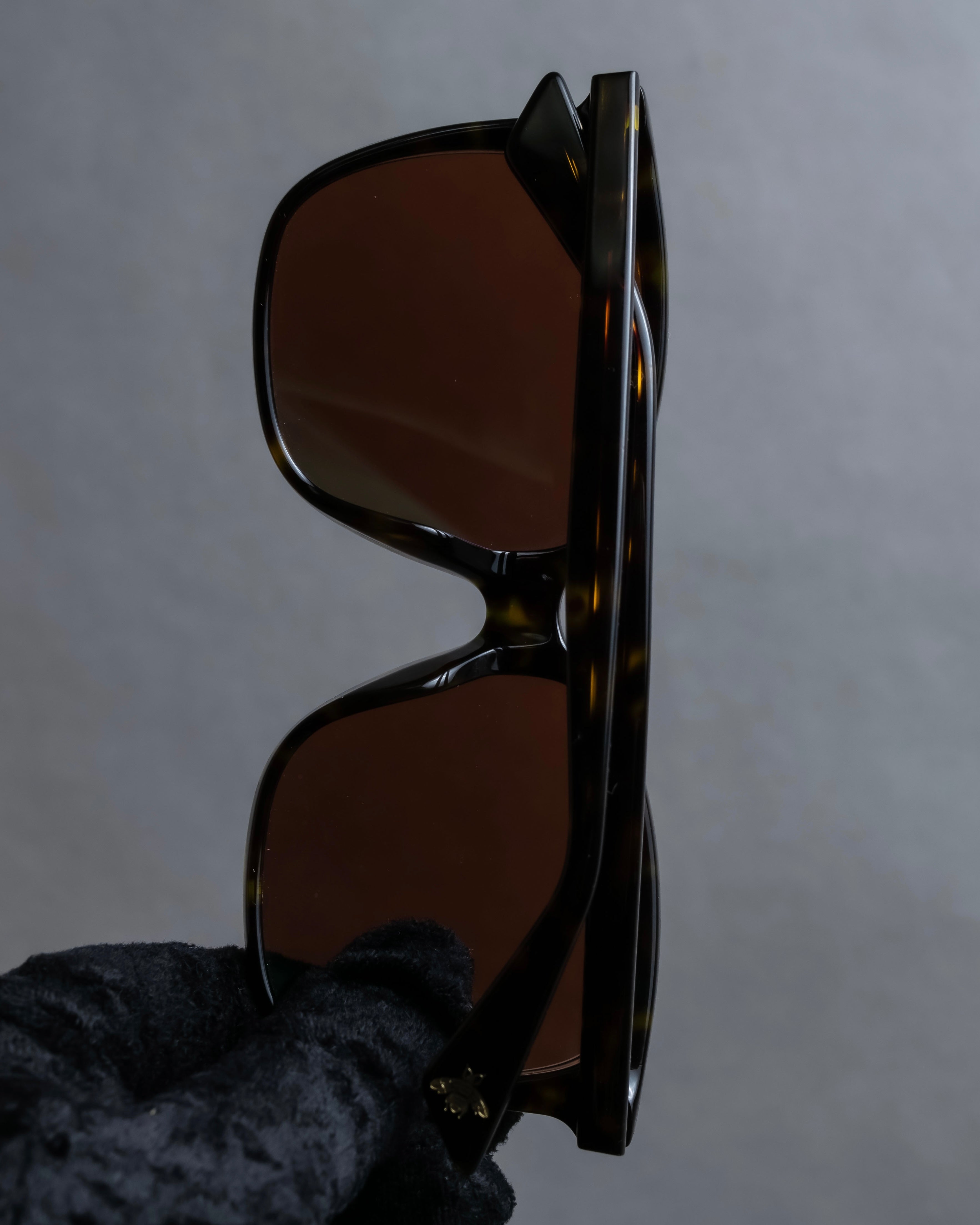 "GUCCI" Wellington frame bee engraved sunglasses