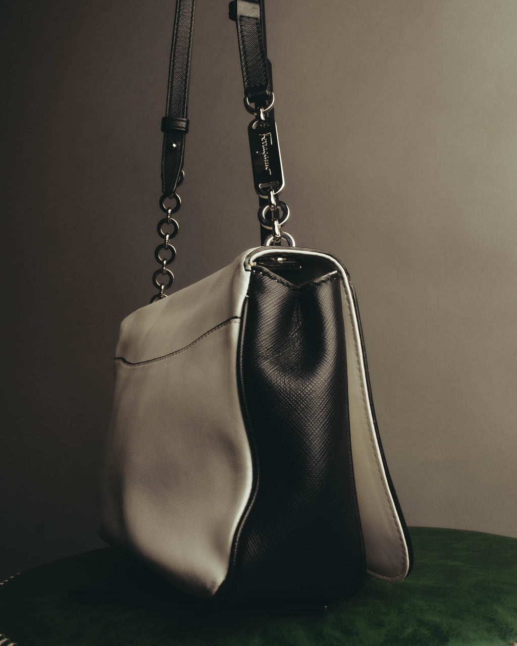 "Salvatore Ferragamo" 10's Bicolor leather chain shoulder bag