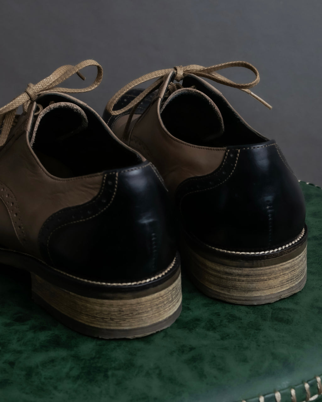 "KATHARINE HAMNETT" Wingtip design bicolor leather shoes