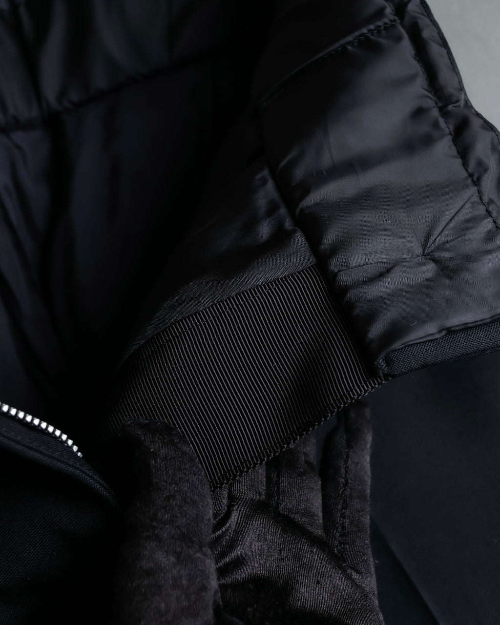 "sacai" Satin line design tapered slacks