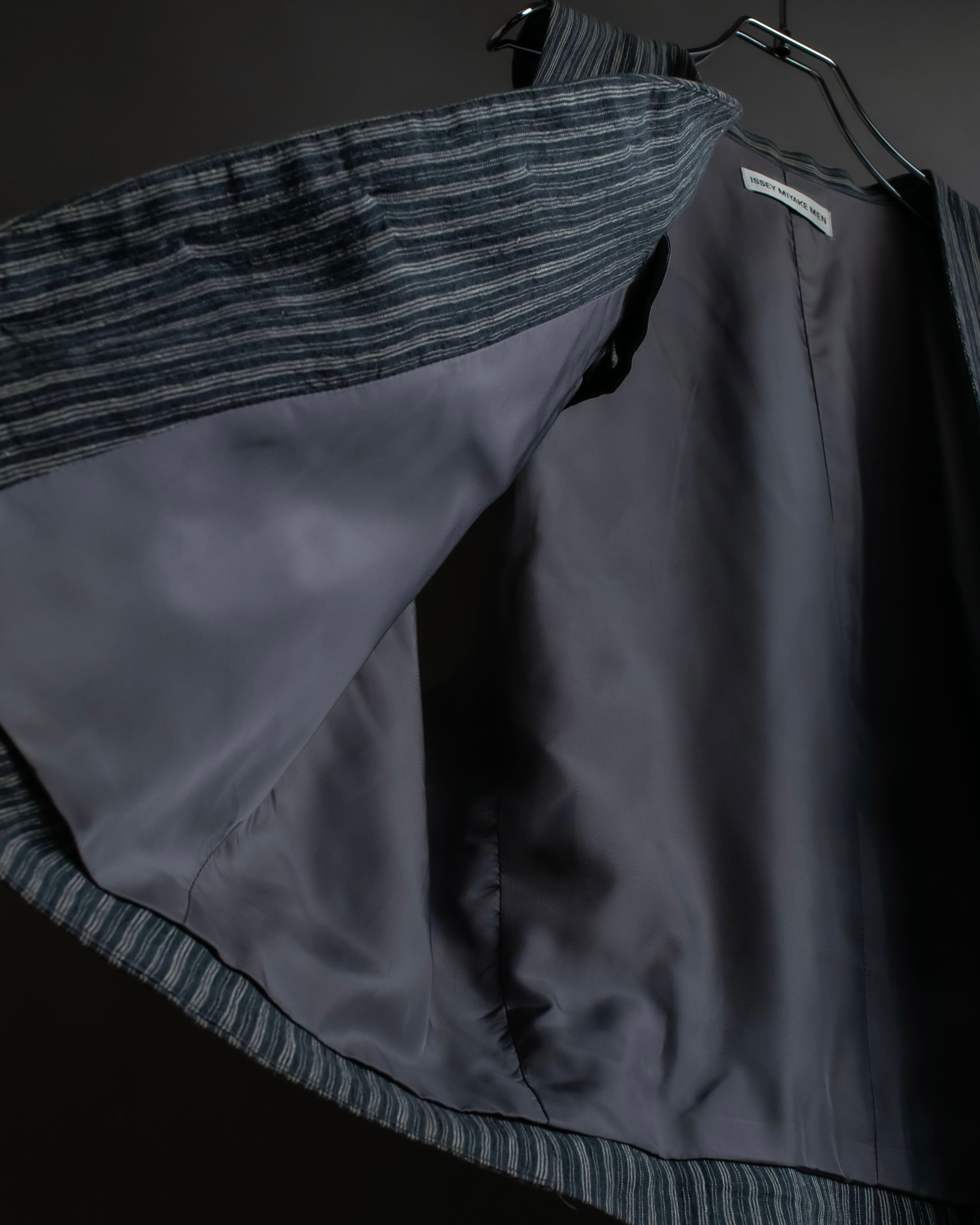 "ISSEY MIYAKE MEN" Random stripe pattern V-neck vest