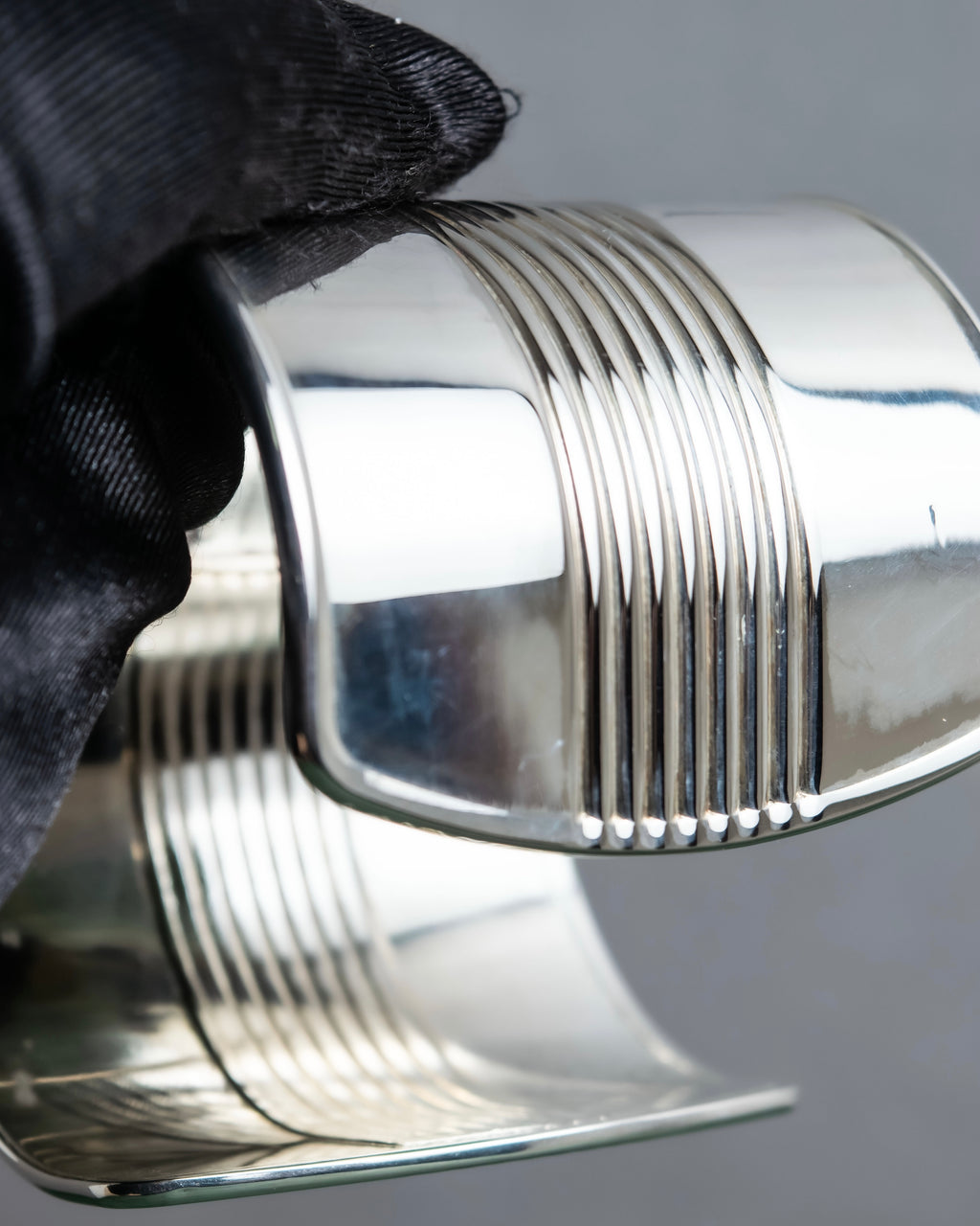 "JEAN PAUL GAULTIER" Torso motif solid perfume docking silver bangle