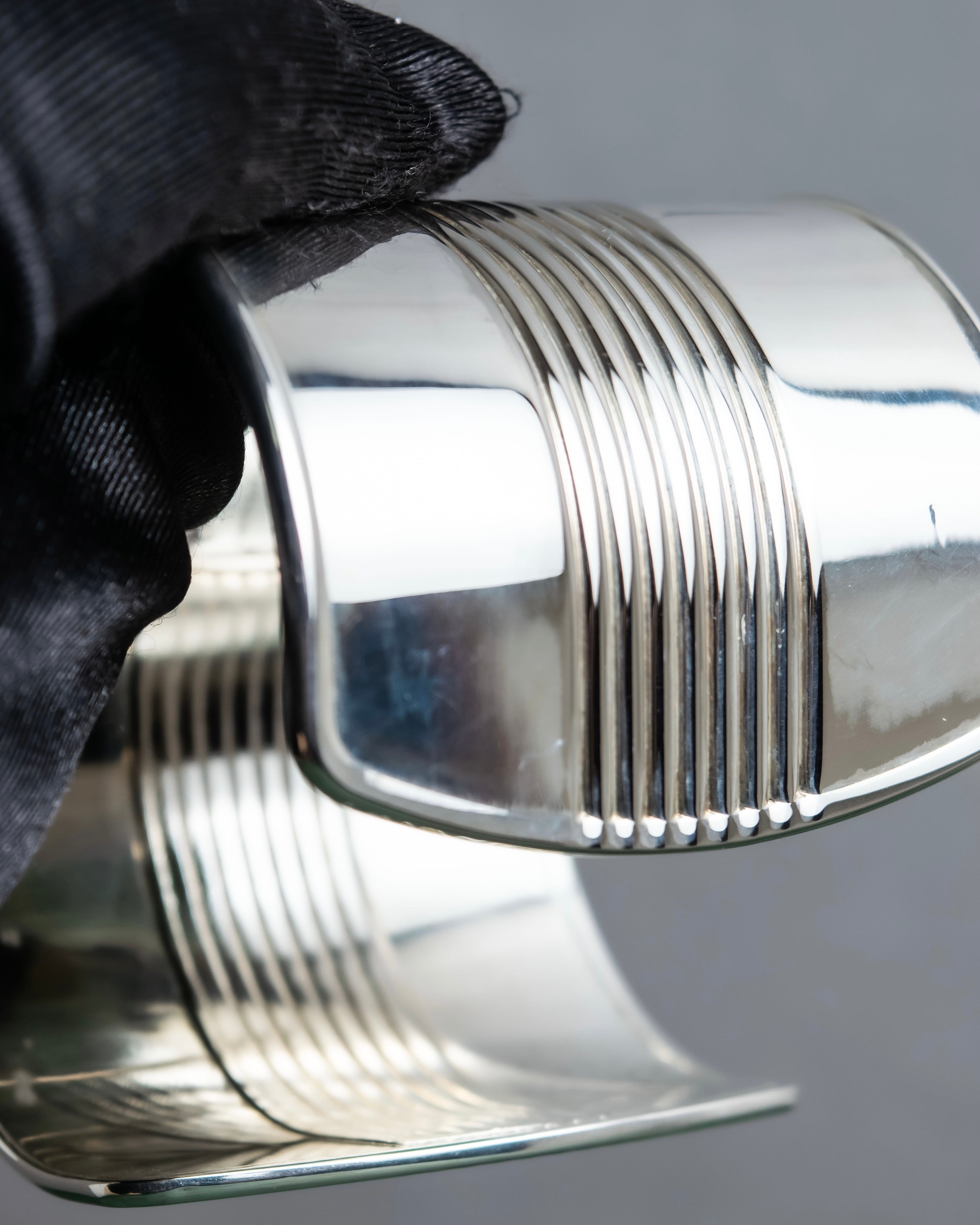 "JEAN PAUL GAULTIER" Torso motif solid perfume docking silver bangle