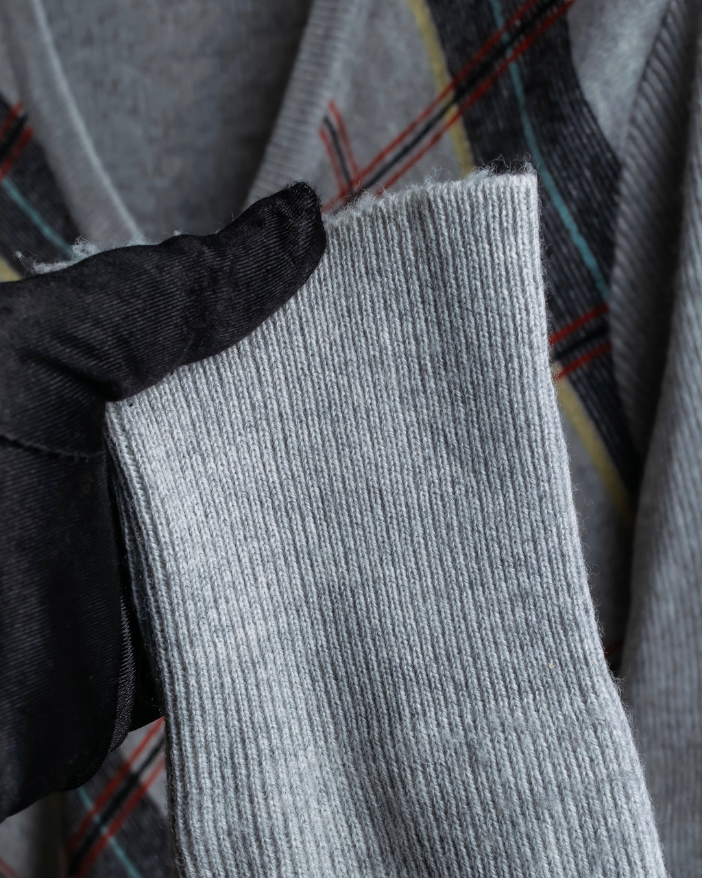 Diagonal deformed check rib knit.