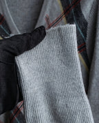 Diagonal deformed check rib knit.