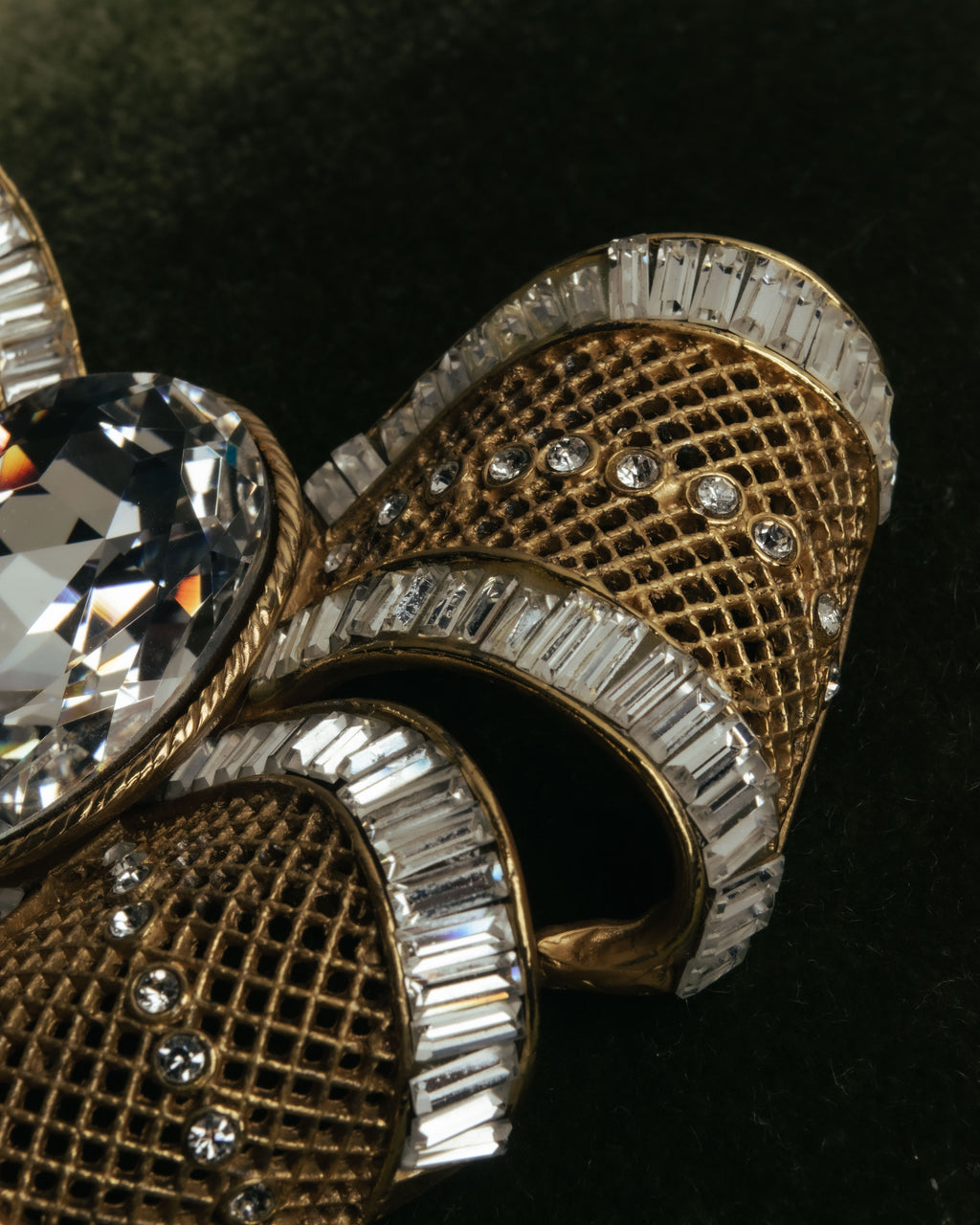 “HANAE MORI” 80’s-90’s Sculptural crystal bow brooch