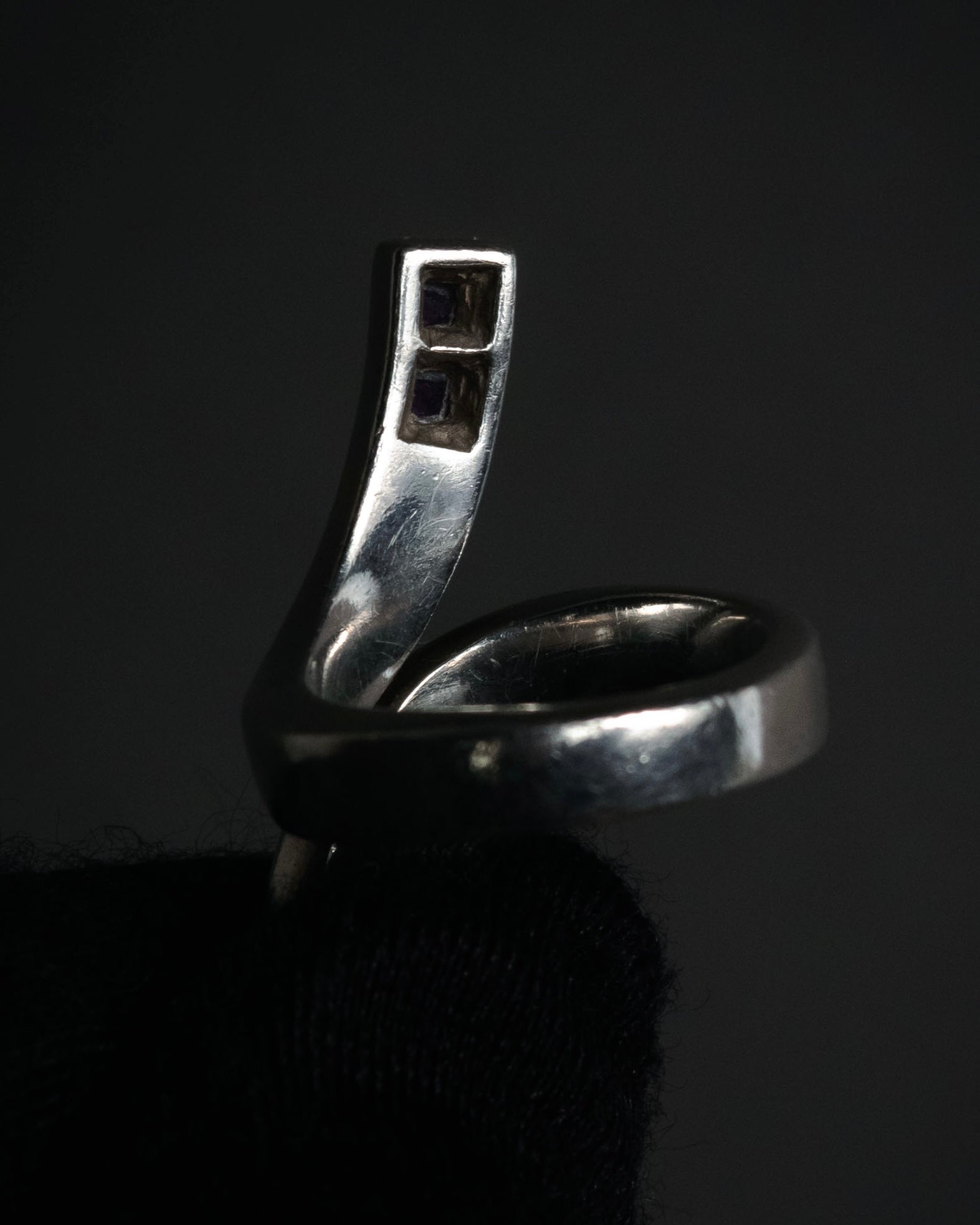 “GUCCI” 1990’s-2000’s Amethyst bypass silver ring