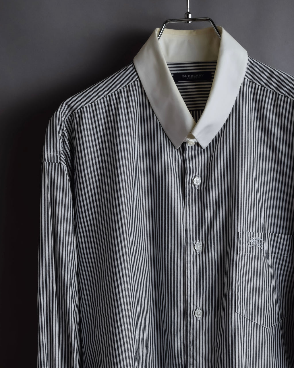 "BURBERRY" Pinstripe cleric design shirt