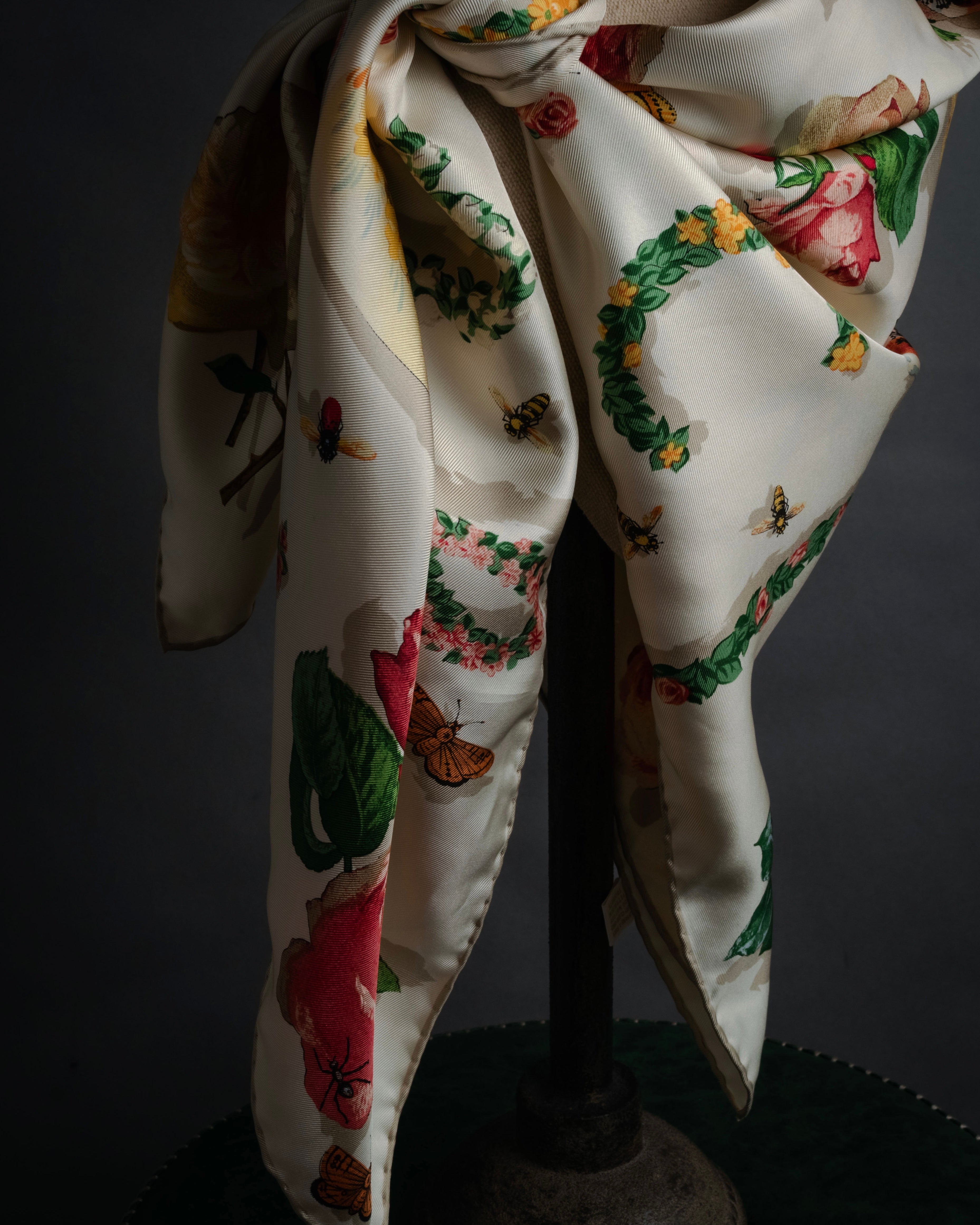 “GUCCI” 80’s-90’s Floral logo silk scarf