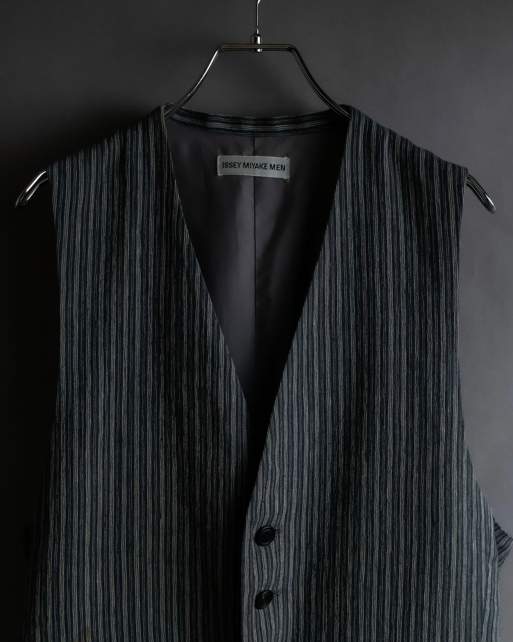"ISSEY MIYAKE MEN" Random stripe pattern V-neck vest