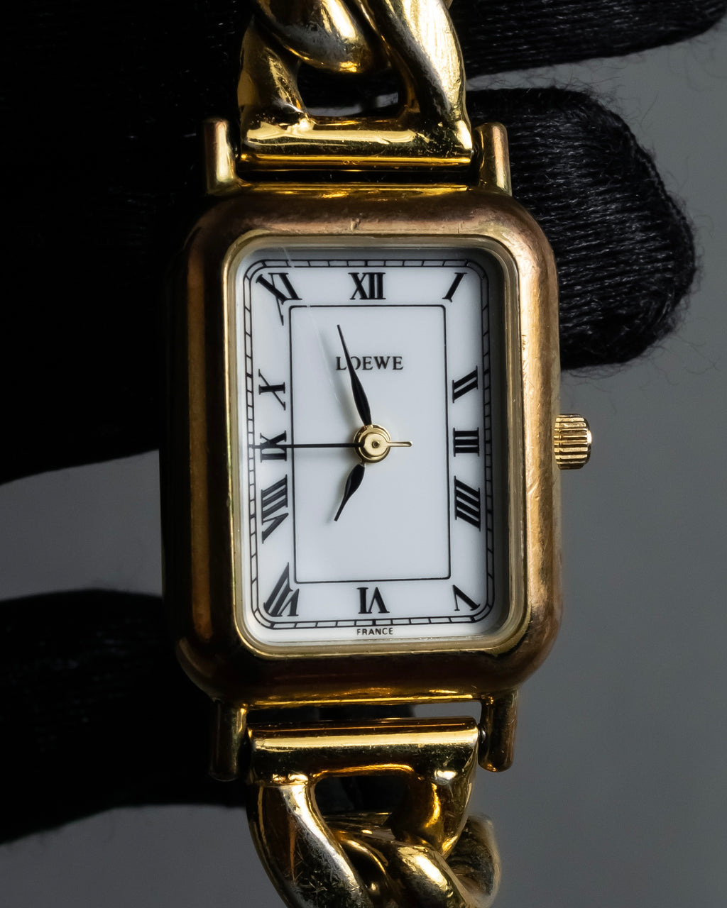 "LOEWE" 90's Square forum relief design watch