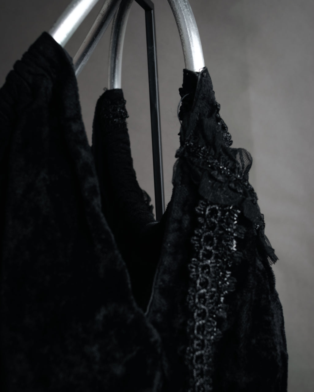 “COMME des GARÇONS” 2005 AW Velvet lace circle handle bag