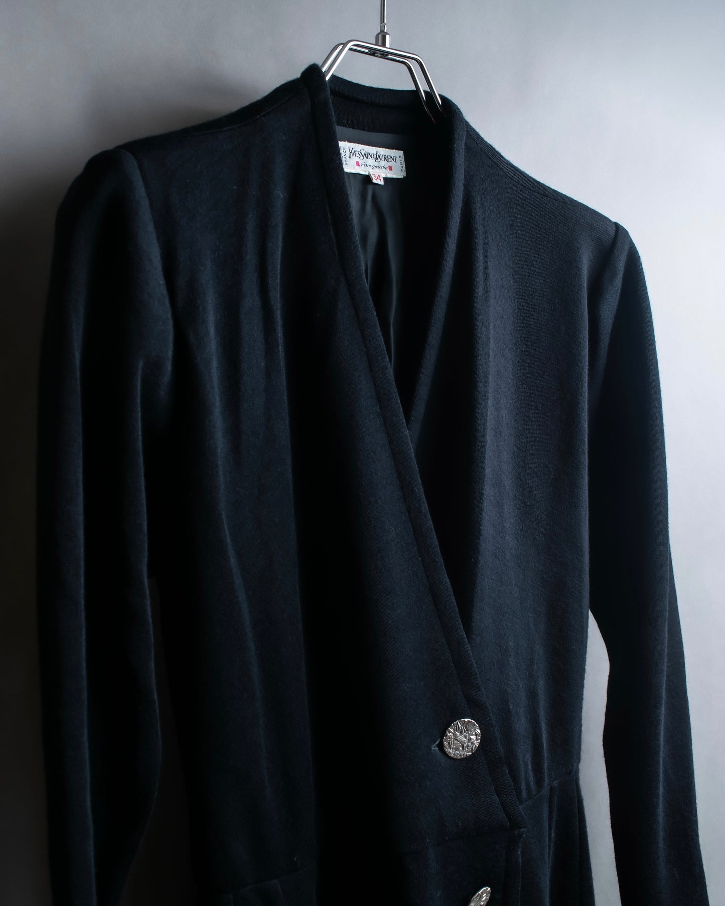 "Yves Saint Laurent Rive Gauche"
Beautiful button design no-collar coat