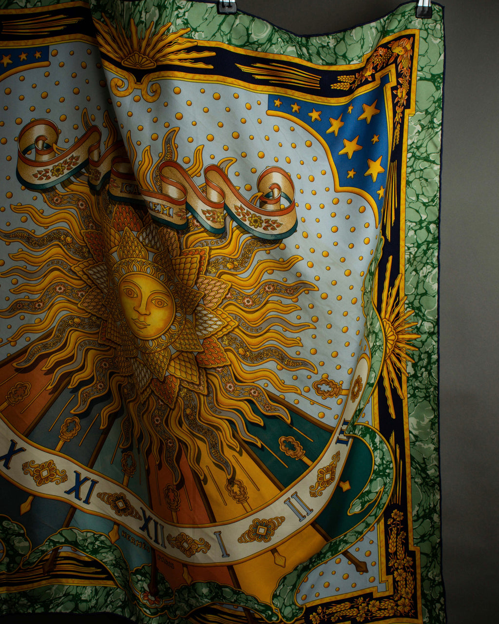 "HERMES" Carpe Diem design Carré 90 silk scarf
