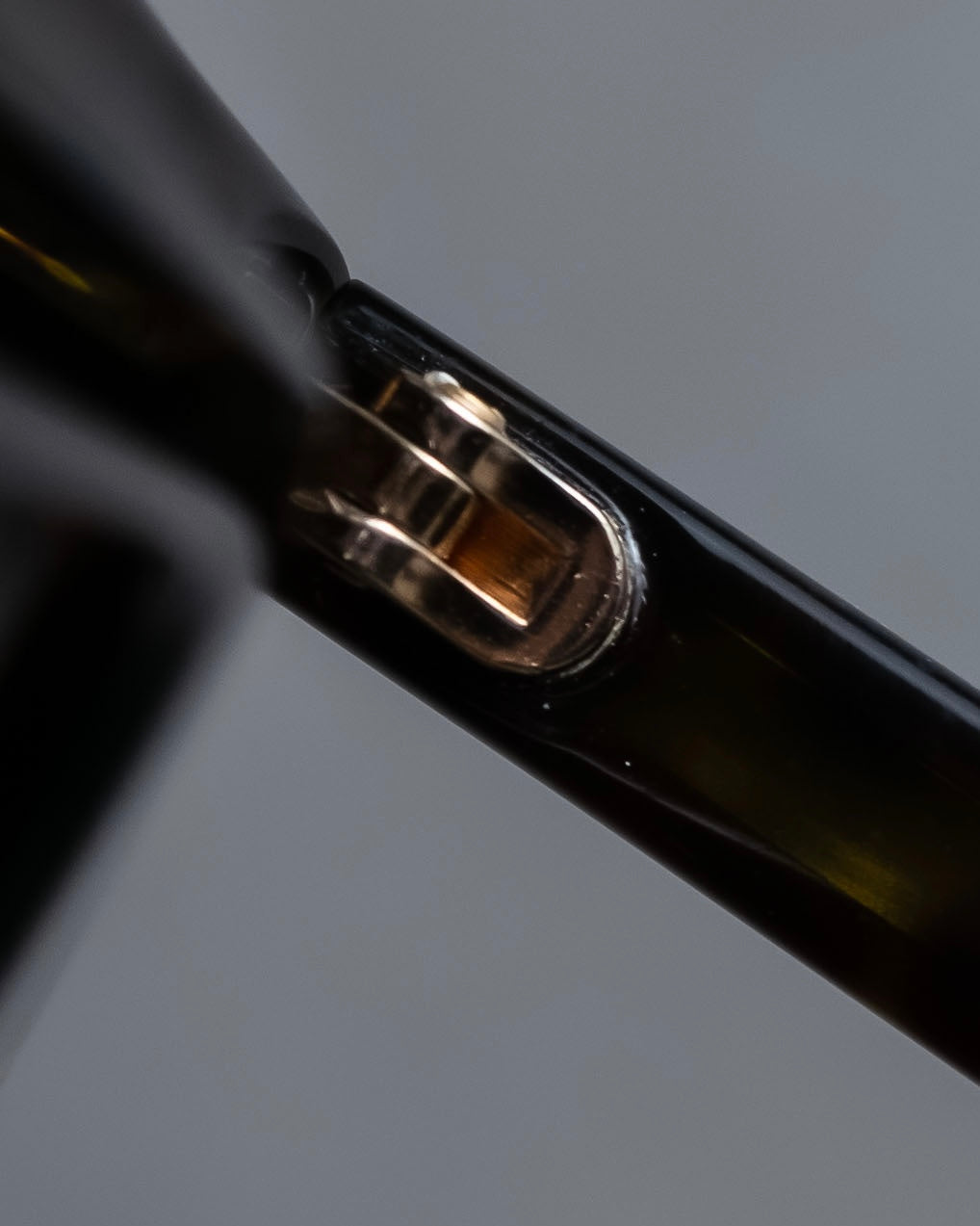 "GUCCI" Wellington frame bee engraved sunglasses