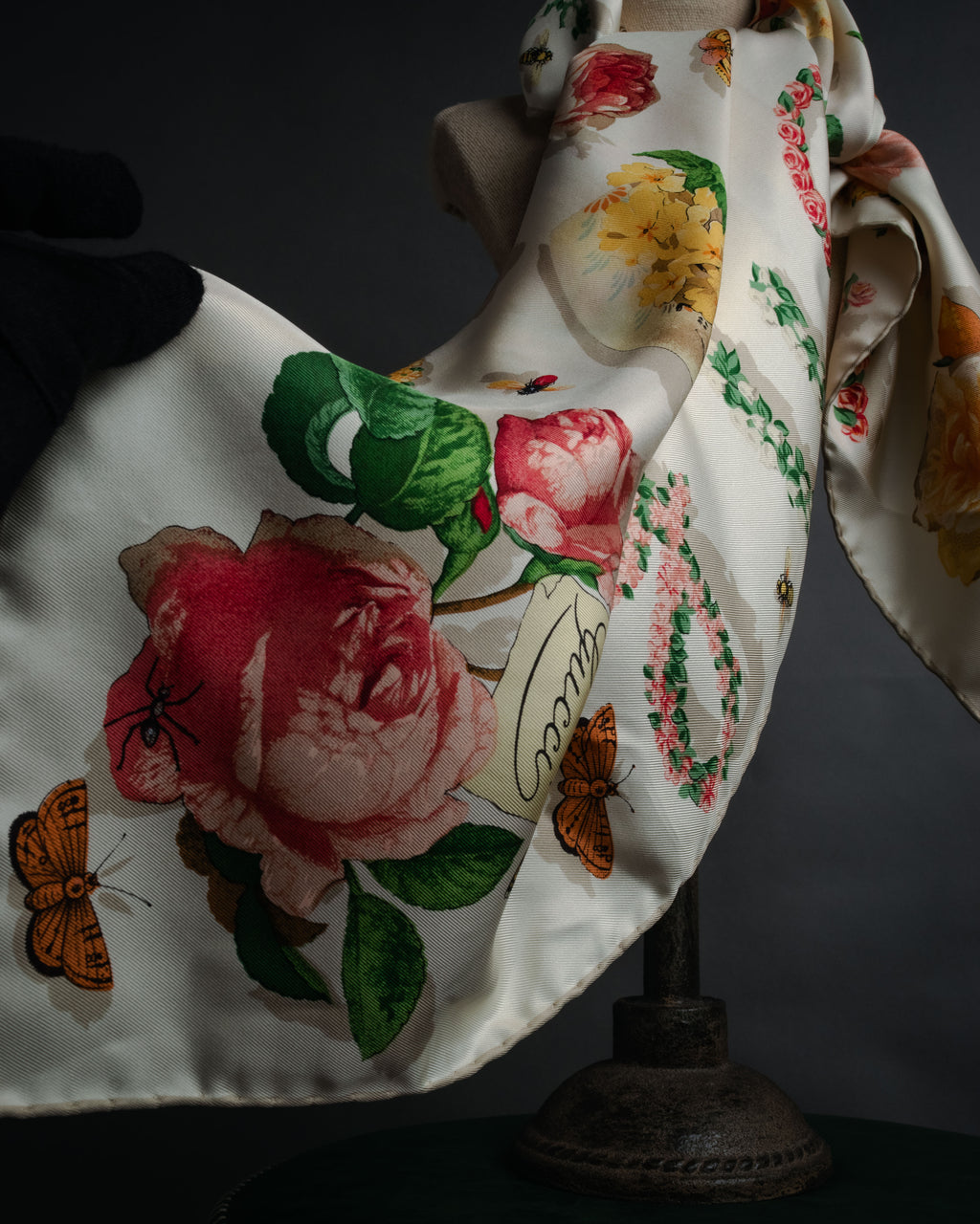 “GUCCI” 80’s-90’s Floral logo silk scarf